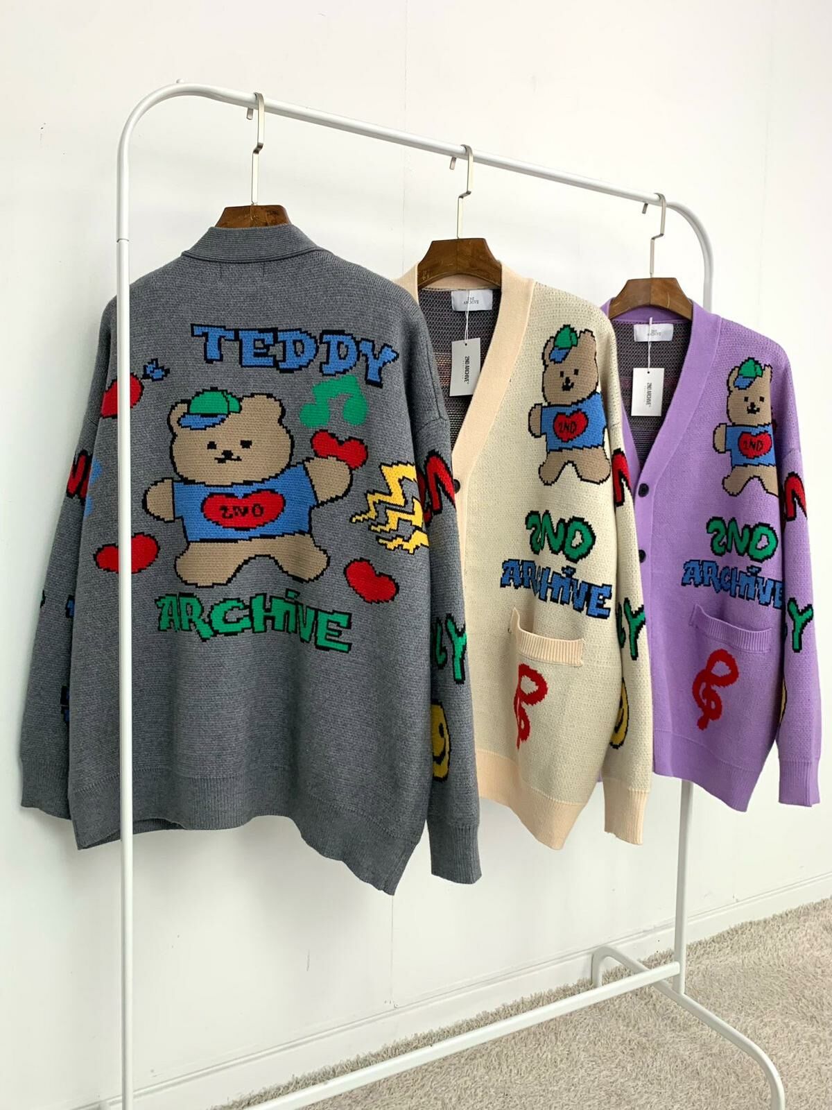 熊仔圖案英文字V領開胸針織外套 2nd-174JK