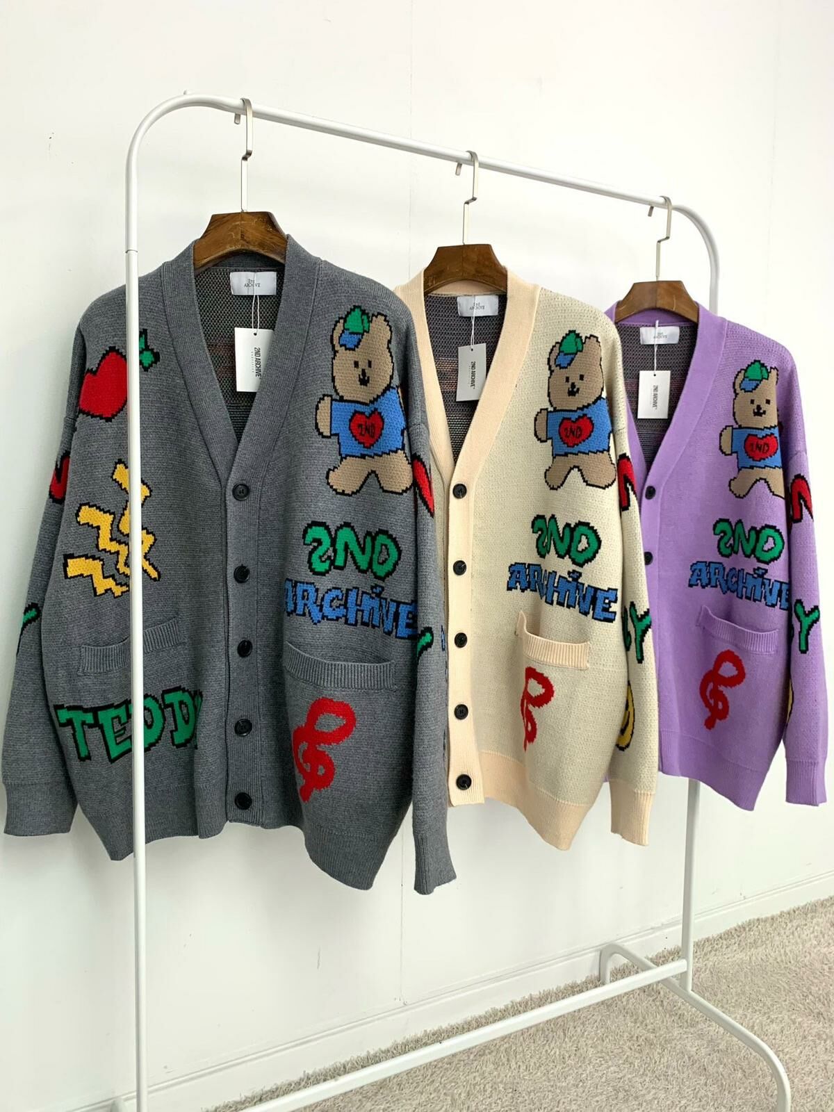 熊仔圖案英文字V領開胸針織外套 2nd-174JK