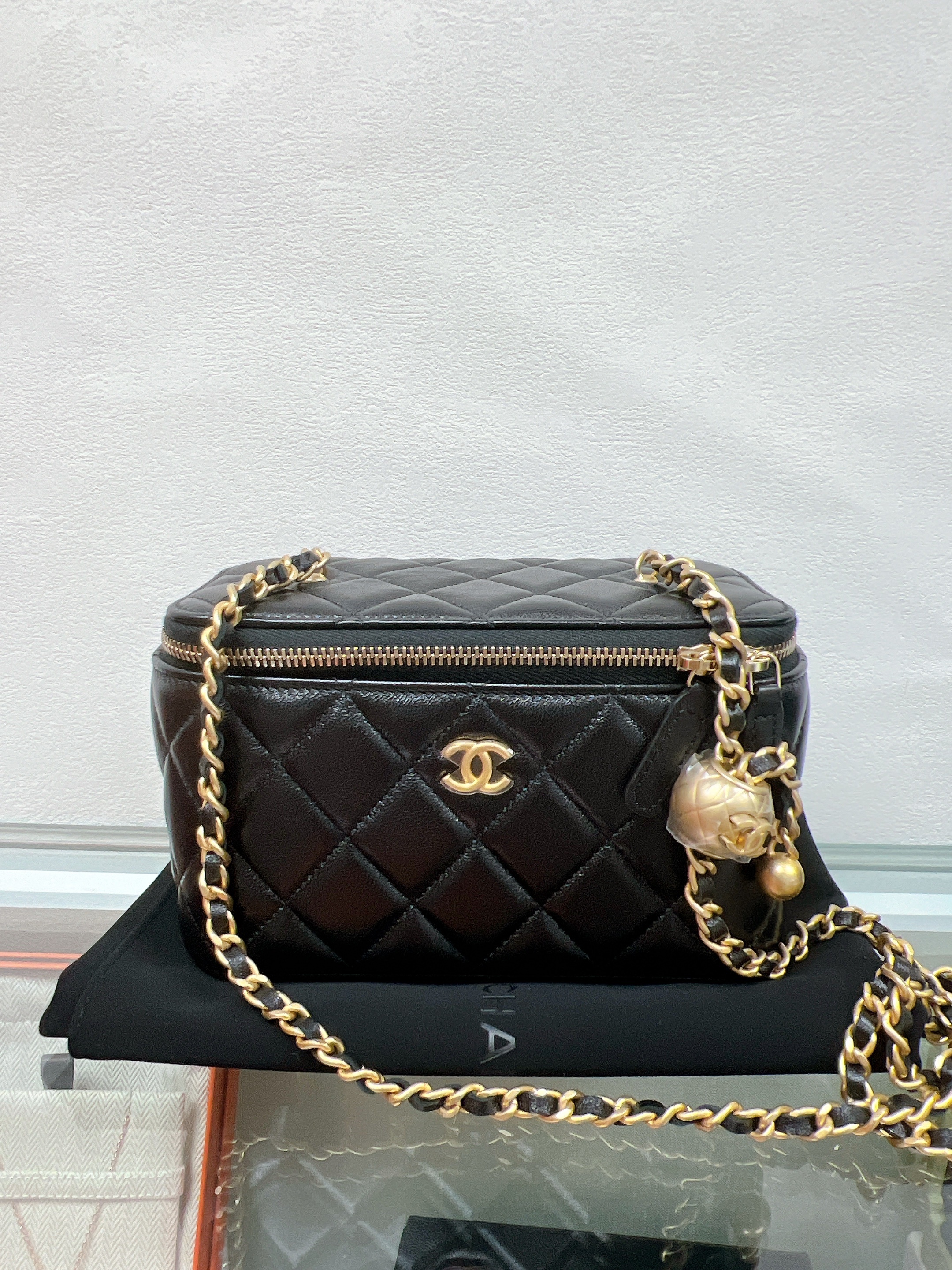 *Unused* Chanel vanity with pearl crush (black GHW) 金球盒子
