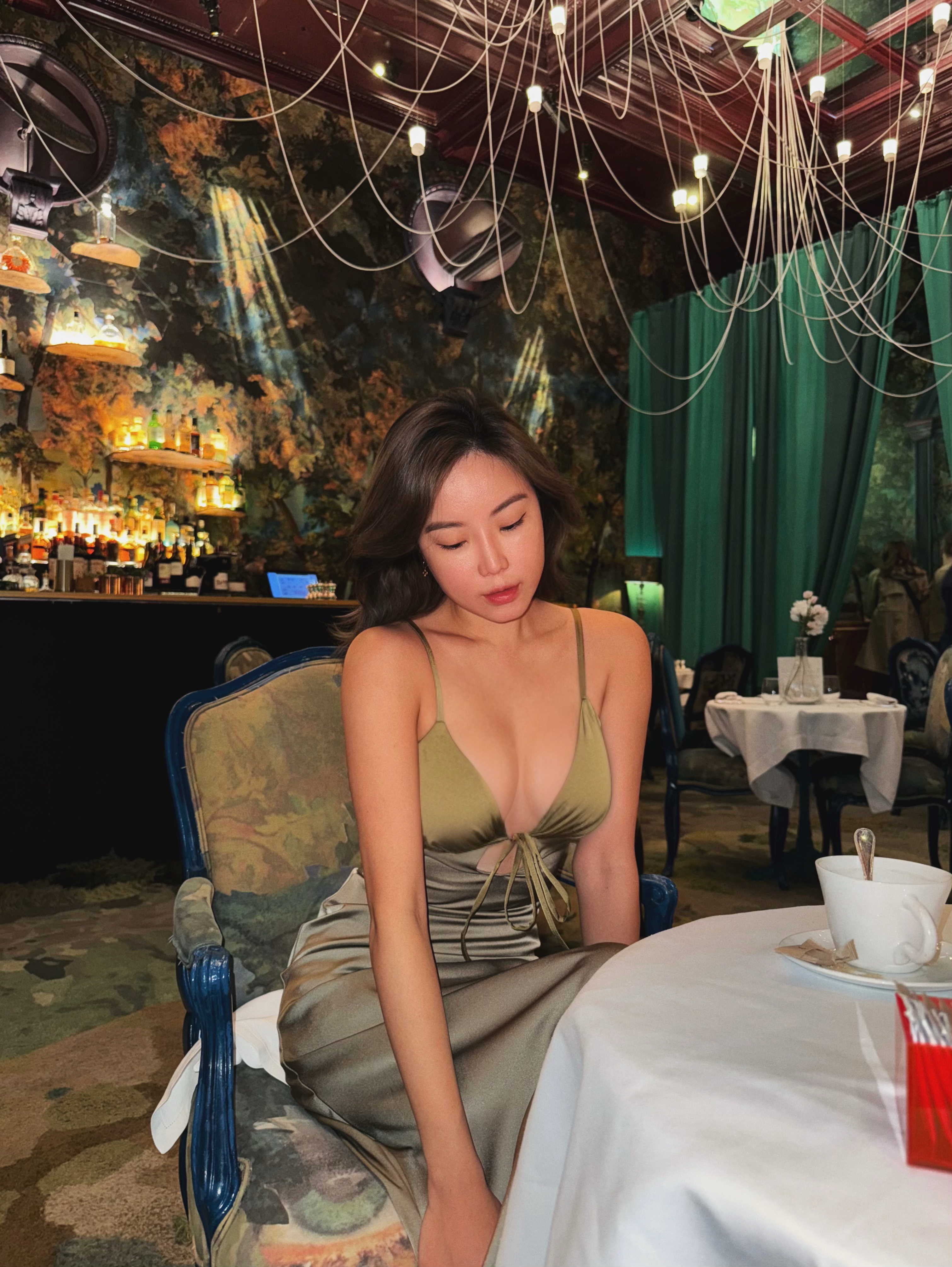 Charisma 摩登教主 緞面雙色細肩帶洋裝