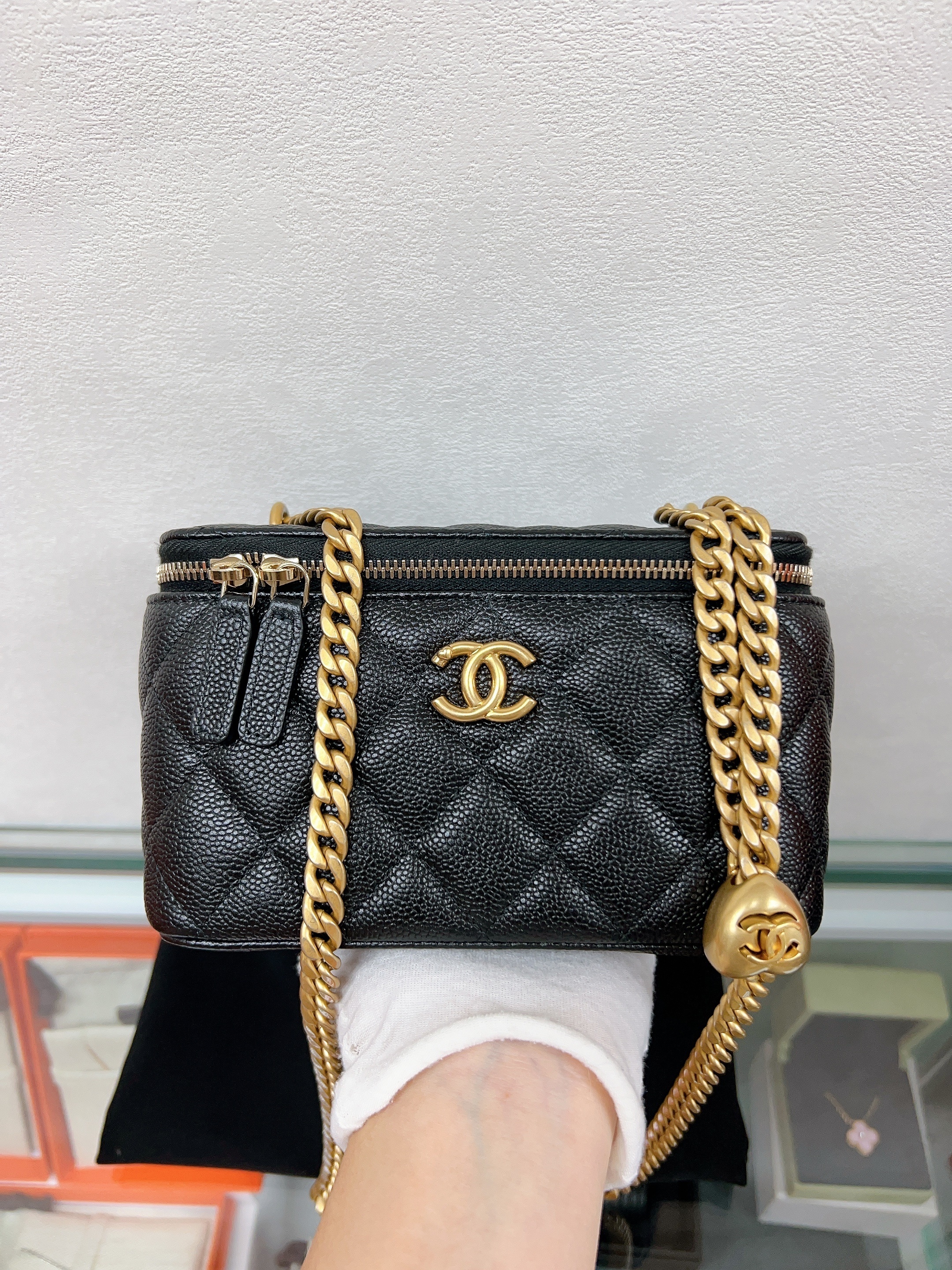Chanel vanity with heart chain (black caviar GHW)