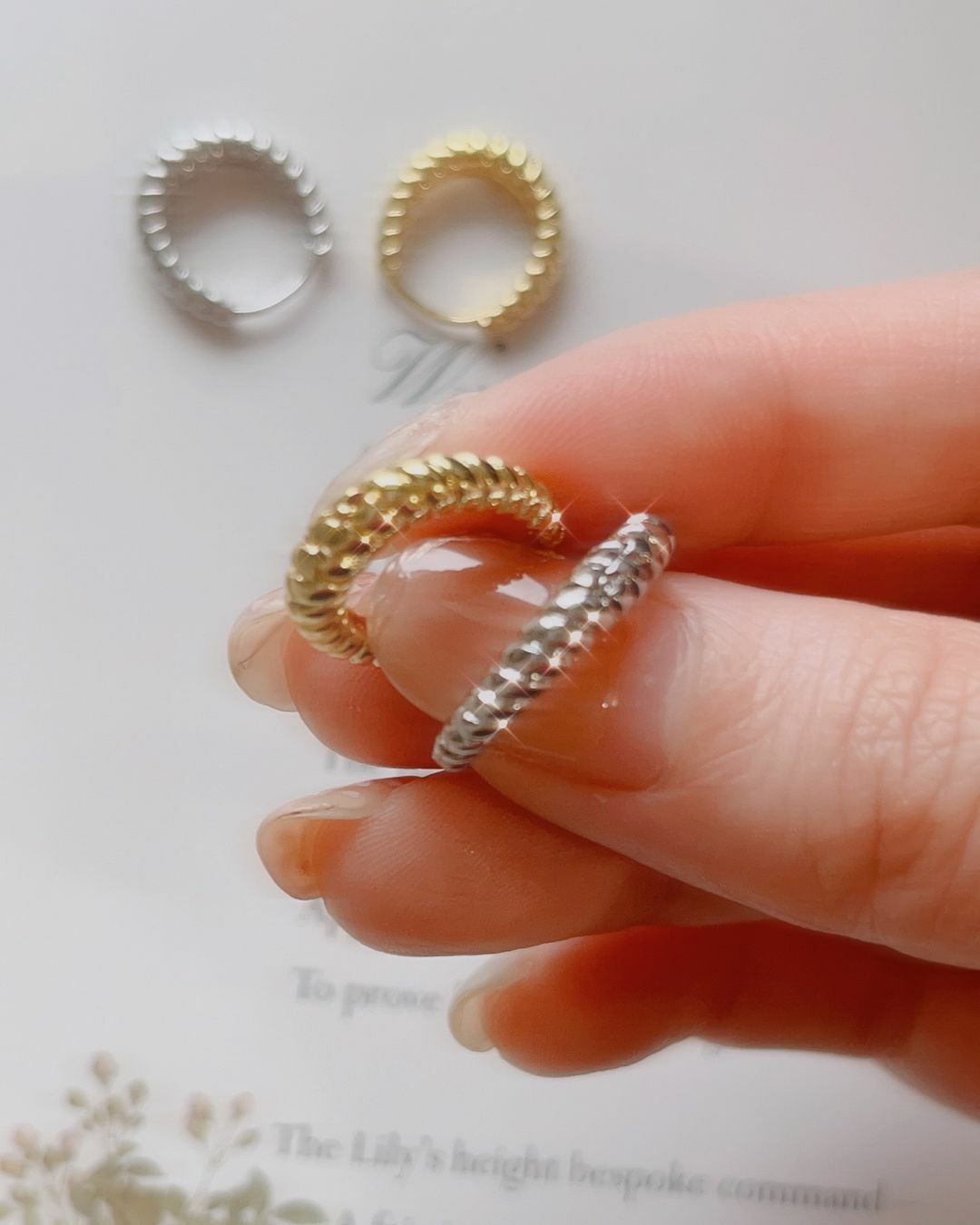 很喜歡法式浪漫感的耳扣🩰 麻花捲的紋路可愛又有點個性！ 像是有自信、有能力又不忘富養自己的女孩在戴的🧏🏻‍♀️💕  厚耳垂的美女也友善唷 內直徑有1.2公分 我們一起漂亮又自信吧✨