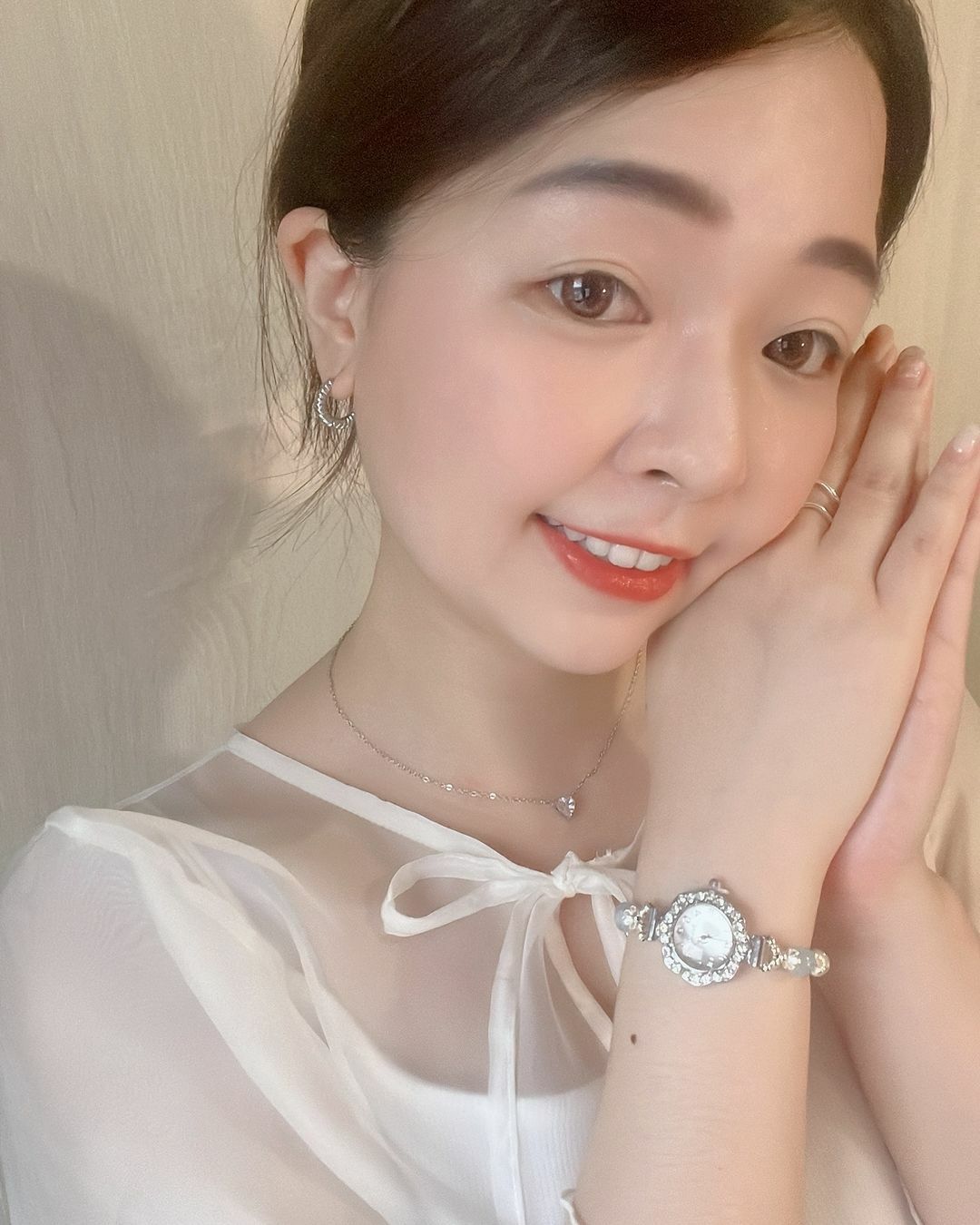 很喜歡法式浪漫感的耳扣🩰 麻花捲的紋路可愛又有點個性！ 像是有自信、有能力又不忘富養自己的女孩在戴的🧏🏻‍♀️💕  厚耳垂的美女也友善唷 內直徑有1.2公分 我們一起漂亮又自信吧✨