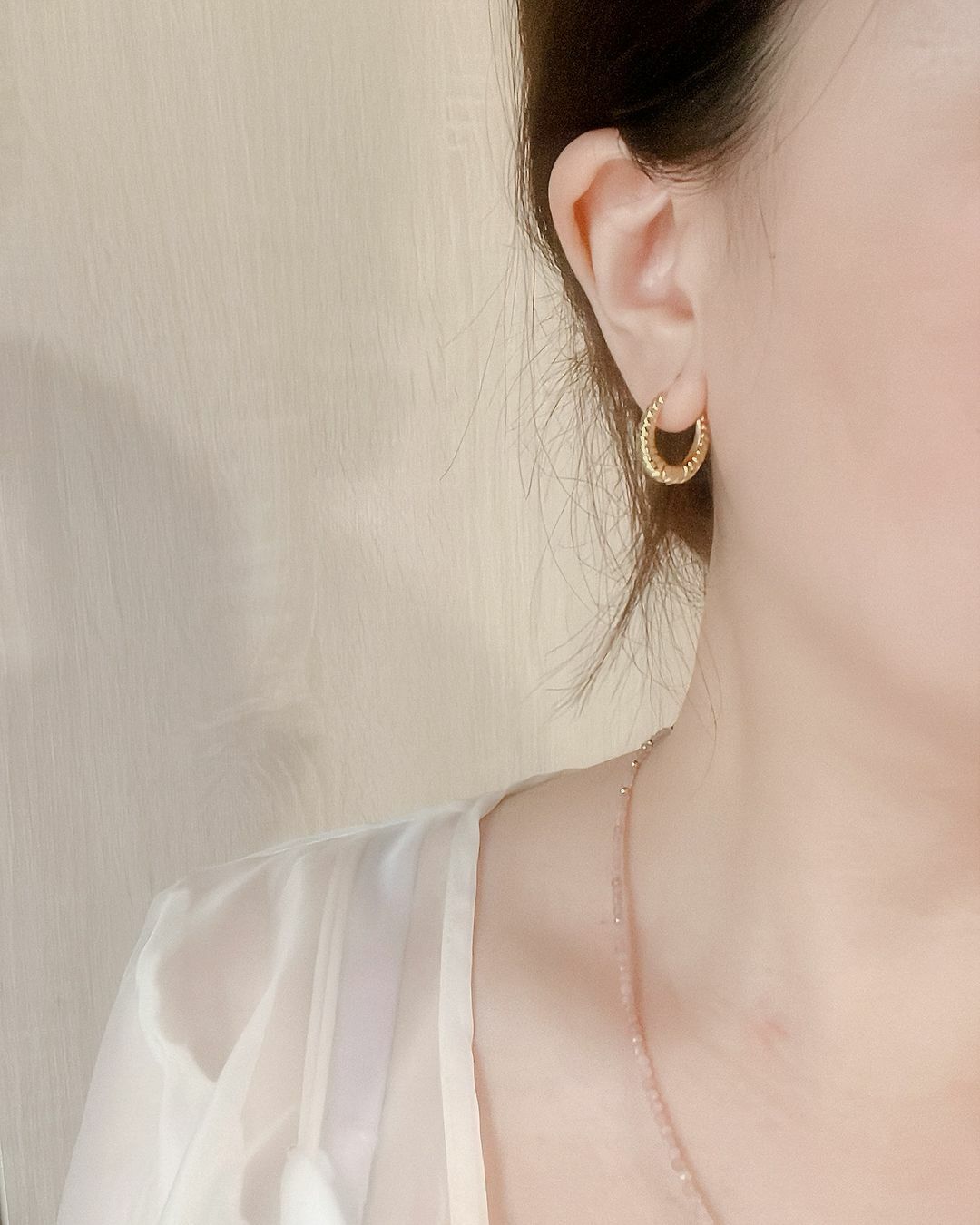 很喜歡法式浪漫感的耳扣🩰 麻花捲的紋路可愛又有點個性！ 像是有自信、有能力又不忘富養自己的女孩在戴的🧏🏻‍♀️💕  厚耳垂的美女也友善唷 內直徑有1.2公分 我們一起漂亮又自信吧✨