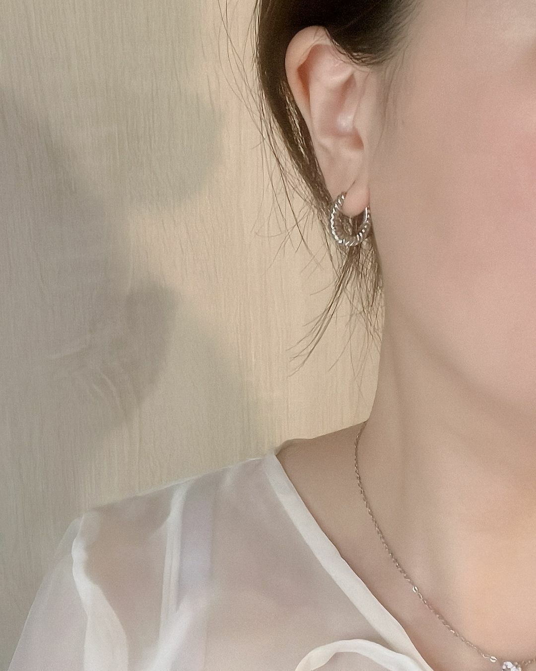 很喜歡法式浪漫感的耳扣🩰 麻花捲的紋路可愛又有點個性！ 像是有自信、有能力又不忘富養自己的女孩在戴的🧏🏻‍♀️💕  厚耳垂的美女也友善唷 內直徑有1.2公分 我們一起漂亮又自信吧✨