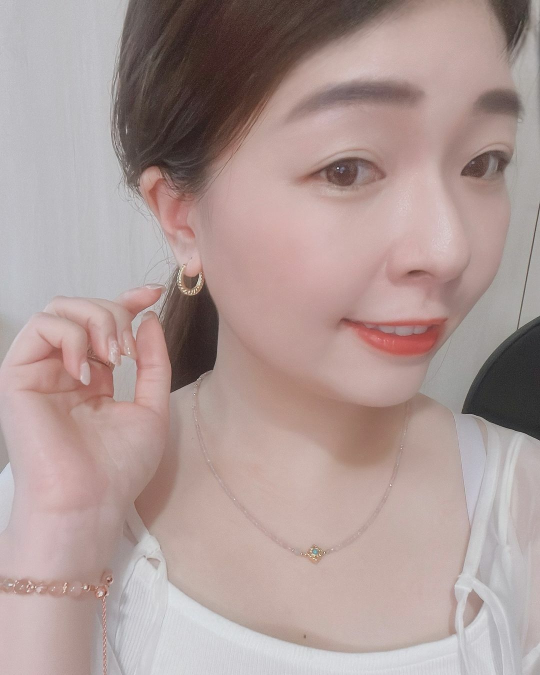 很喜歡法式浪漫感的耳扣🩰 麻花捲的紋路可愛又有點個性！ 像是有自信、有能力又不忘富養自己的女孩在戴的🧏🏻‍♀️💕  厚耳垂的美女也友善唷 內直徑有1.2公分 我們一起漂亮又自信吧✨