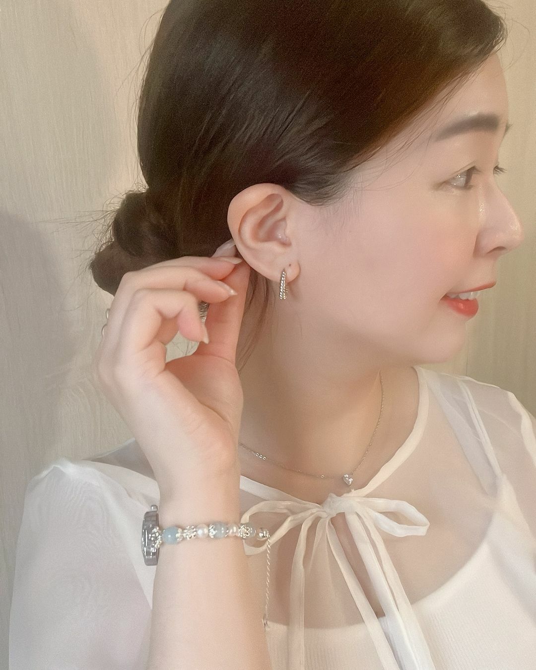 很喜歡法式浪漫感的耳扣🩰 麻花捲的紋路可愛又有點個性！ 像是有自信、有能力又不忘富養自己的女孩在戴的🧏🏻‍♀️💕  厚耳垂的美女也友善唷 內直徑有1.2公分 我們一起漂亮又自信吧✨