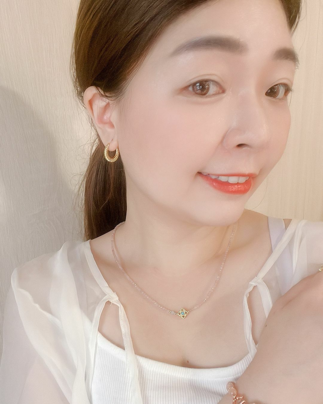 很喜歡法式浪漫感的耳扣🩰 麻花捲的紋路可愛又有點個性！ 像是有自信、有能力又不忘富養自己的女孩在戴的🧏🏻‍♀️💕  厚耳垂的美女也友善唷 內直徑有1.2公分 我們一起漂亮又自信吧✨