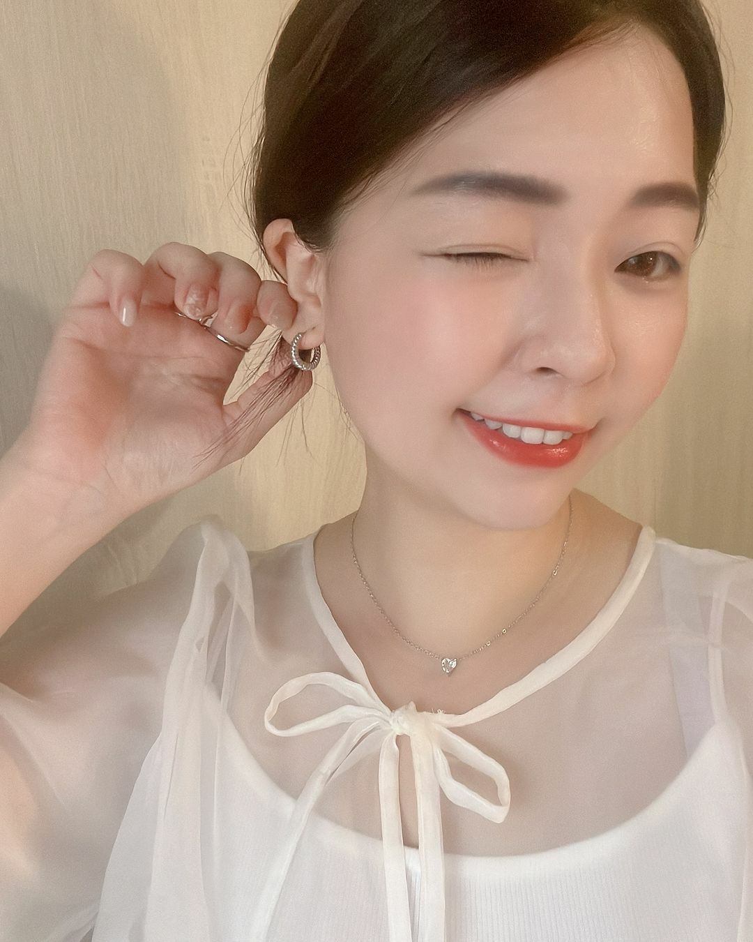 很喜歡法式浪漫感的耳扣🩰 麻花捲的紋路可愛又有點個性！ 像是有自信、有能力又不忘富養自己的女孩在戴的🧏🏻‍♀️💕  厚耳垂的美女也友善唷 內直徑有1.2公分 我們一起漂亮又自信吧✨