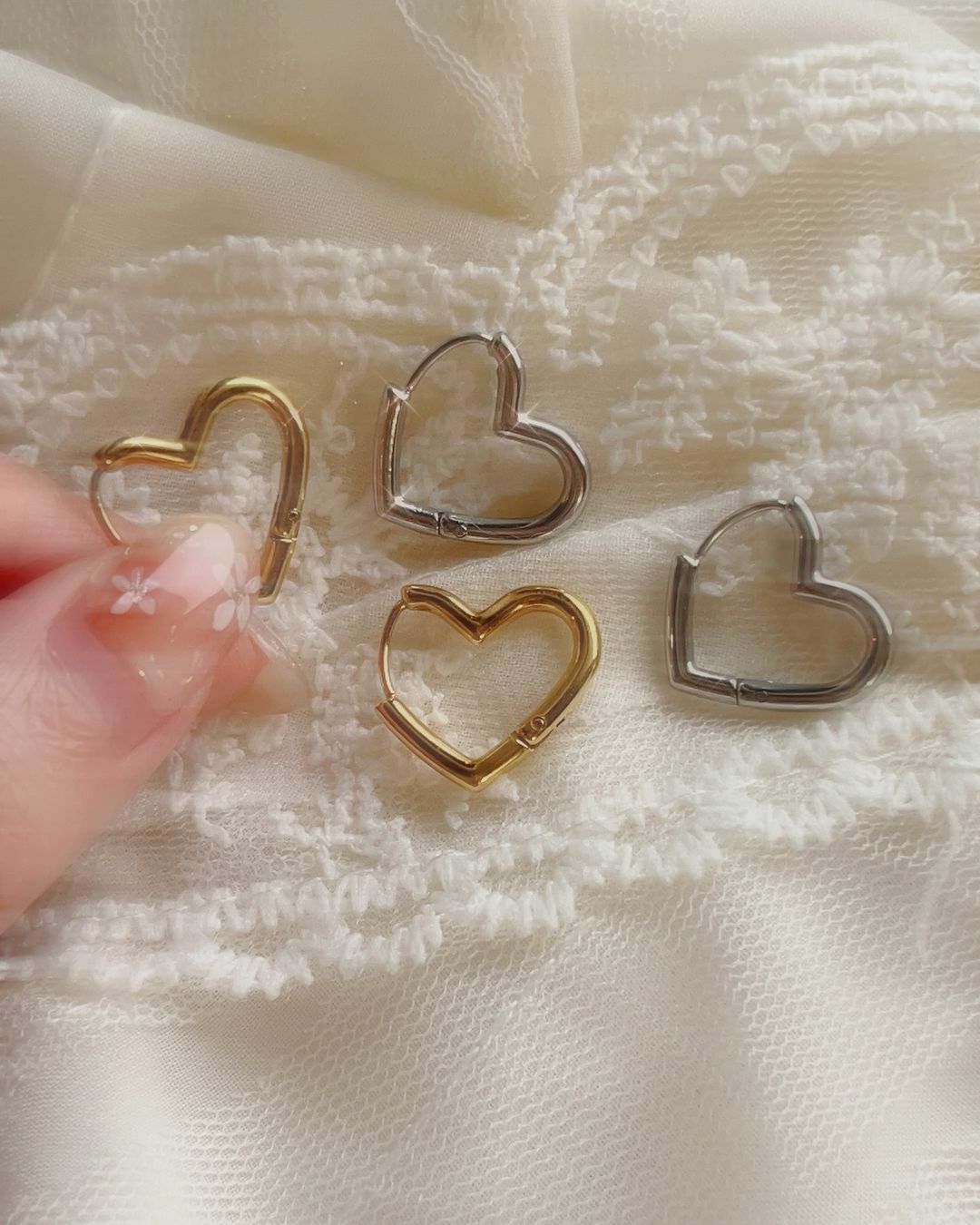 簡約浪漫的愛心線條 如同我對你的愛簡單而真誠💗  耳扣的設計非常方便⭐️ 不用另外的耳環塞 隨時可以穿脫 尤其醫療鋼的耳針 真的好戴好扣又舒服🫧 方便簡單又漂亮！  天天戴又不挑場合 上班上課時你最可愛(⁎⁍̴̛ᴗ⁍̴̛⁎)💕 去咖啡廳、出國、露營時你最亮眼✨