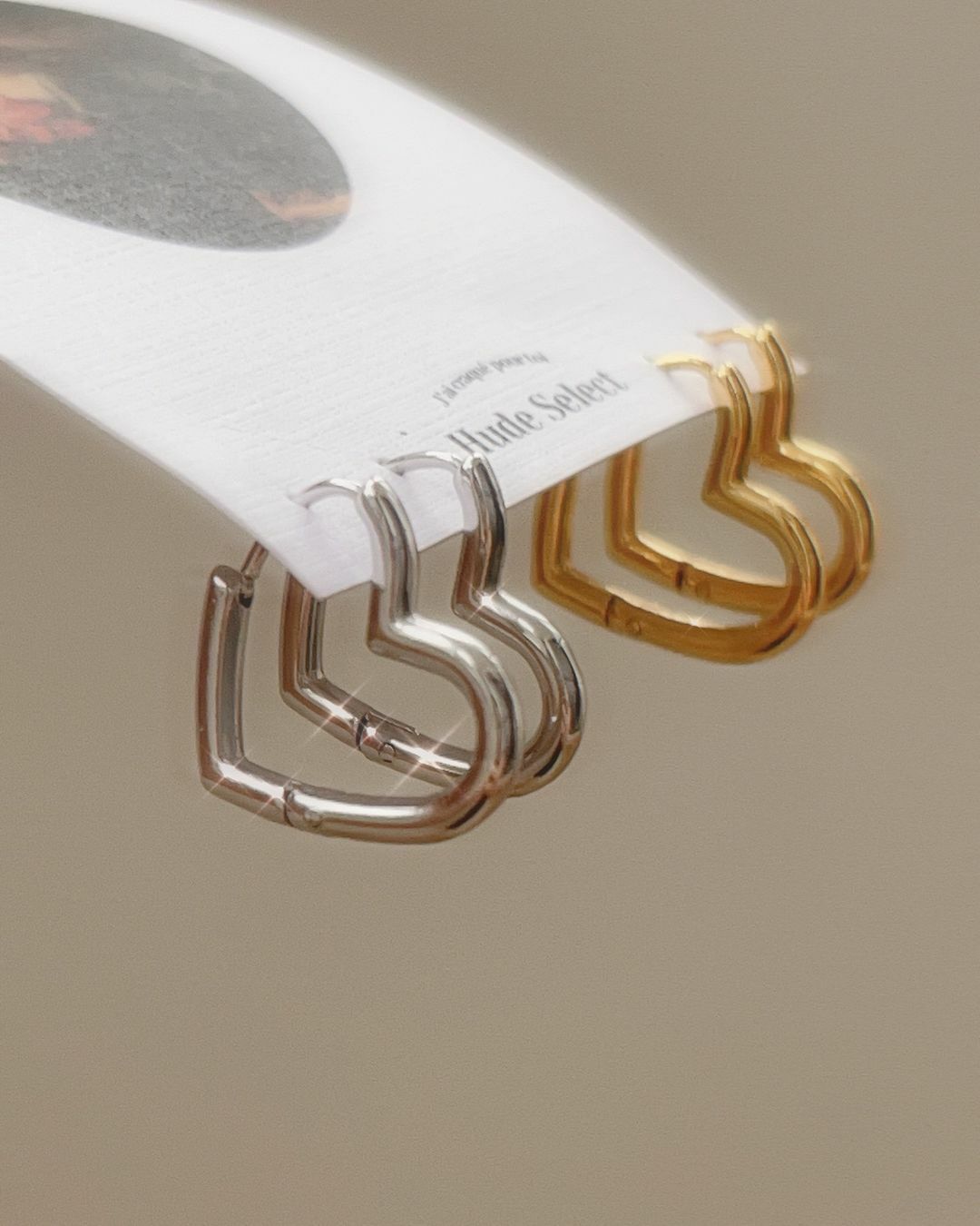 簡約浪漫的愛心線條 如同我對你的愛簡單而真誠💗  耳扣的設計非常方便⭐️ 不用另外的耳環塞 隨時可以穿脫 尤其醫療鋼的耳針 真的好戴好扣又舒服🫧 方便簡單又漂亮！  天天戴又不挑場合 上班上課時你最可愛(⁎⁍̴̛ᴗ⁍̴̛⁎)💕 去咖啡廳、出國、露營時你最亮眼✨