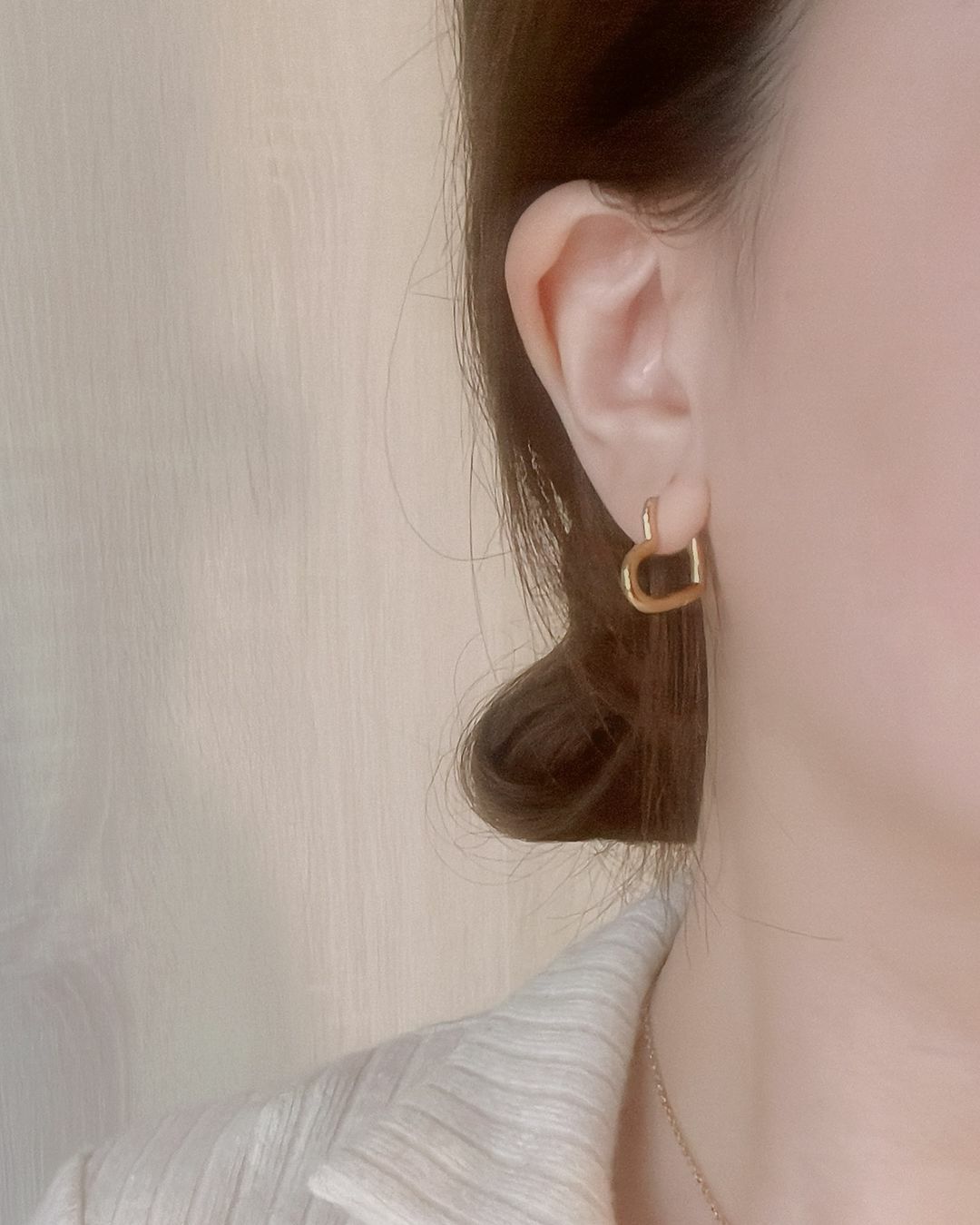 簡約浪漫的愛心線條 如同我對你的愛簡單而真誠💗  耳扣的設計非常方便⭐️ 不用另外的耳環塞 隨時可以穿脫 尤其醫療鋼的耳針 真的好戴好扣又舒服🫧 方便簡單又漂亮！  天天戴又不挑場合 上班上課時你最可愛(⁎⁍̴̛ᴗ⁍̴̛⁎)💕 去咖啡廳、出國、露營時你最亮眼✨