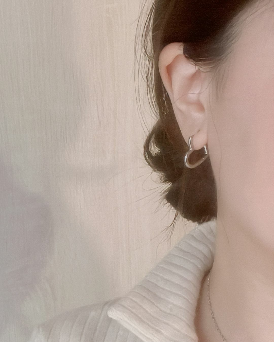 簡約浪漫的愛心線條 如同我對你的愛簡單而真誠💗  耳扣的設計非常方便⭐️ 不用另外的耳環塞 隨時可以穿脫 尤其醫療鋼的耳針 真的好戴好扣又舒服🫧 方便簡單又漂亮！  天天戴又不挑場合 上班上課時你最可愛(⁎⁍̴̛ᴗ⁍̴̛⁎)💕 去咖啡廳、出國、露營時你最亮眼✨