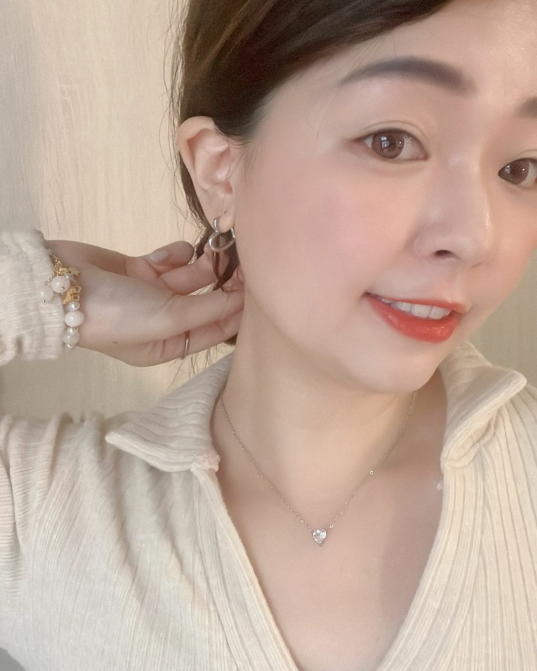 簡約浪漫的愛心線條 如同我對你的愛簡單而真誠💗  耳扣的設計非常方便⭐️ 不用另外的耳環塞 隨時可以穿脫 尤其醫療鋼的耳針 真的好戴好扣又舒服🫧 方便簡單又漂亮！  天天戴又不挑場合 上班上課時你最可愛(⁎⁍̴̛ᴗ⁍̴̛⁎)💕 去咖啡廳、出國、露營時你最亮眼✨