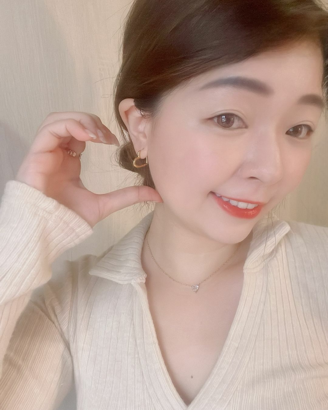簡約浪漫的愛心線條 如同我對你的愛簡單而真誠💗  耳扣的設計非常方便⭐️ 不用另外的耳環塞 隨時可以穿脫 尤其醫療鋼的耳針 真的好戴好扣又舒服🫧 方便簡單又漂亮！  天天戴又不挑場合 上班上課時你最可愛(⁎⁍̴̛ᴗ⁍̴̛⁎)💕 去咖啡廳、出國、露營時你最亮眼✨