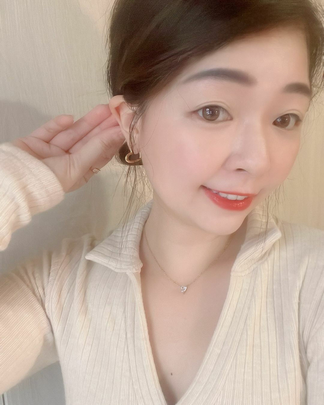 簡約浪漫的愛心線條 如同我對你的愛簡單而真誠💗  耳扣的設計非常方便⭐️ 不用另外的耳環塞 隨時可以穿脫 尤其醫療鋼的耳針 真的好戴好扣又舒服🫧 方便簡單又漂亮！  天天戴又不挑場合 上班上課時你最可愛(⁎⁍̴̛ᴗ⁍̴̛⁎)💕 去咖啡廳、出國、露營時你最亮眼✨