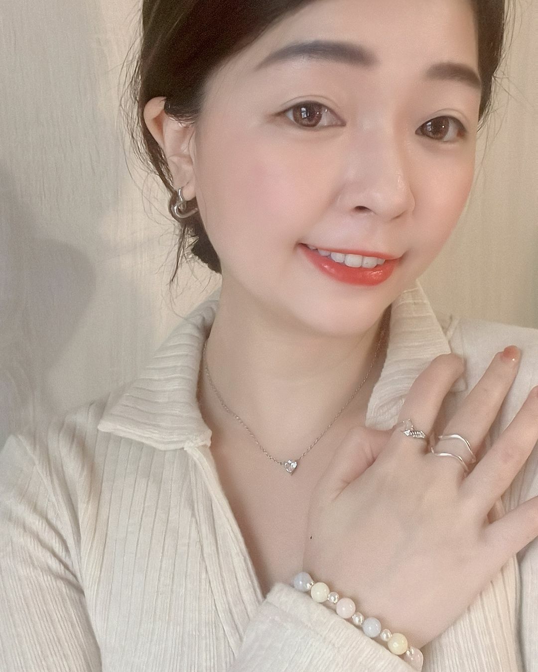 簡約浪漫的愛心線條 如同我對你的愛簡單而真誠💗  耳扣的設計非常方便⭐️ 不用另外的耳環塞 隨時可以穿脫 尤其醫療鋼的耳針 真的好戴好扣又舒服🫧 方便簡單又漂亮！  天天戴又不挑場合 上班上課時你最可愛(⁎⁍̴̛ᴗ⁍̴̛⁎)💕 去咖啡廳、出國、露營時你最亮眼✨