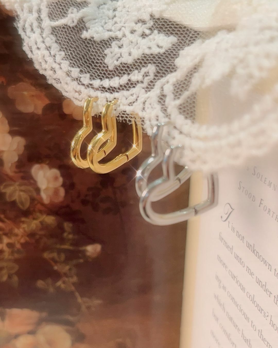 簡約浪漫的愛心線條 如同我對你的愛簡單而真誠💗  耳扣的設計非常方便⭐️ 不用另外的耳環塞 隨時可以穿脫 尤其醫療鋼的耳針 真的好戴好扣又舒服🫧 方便簡單又漂亮！  天天戴又不挑場合 上班上課時你最可愛(⁎⁍̴̛ᴗ⁍̴̛⁎)💕 去咖啡廳、出國、露營時你最亮眼✨