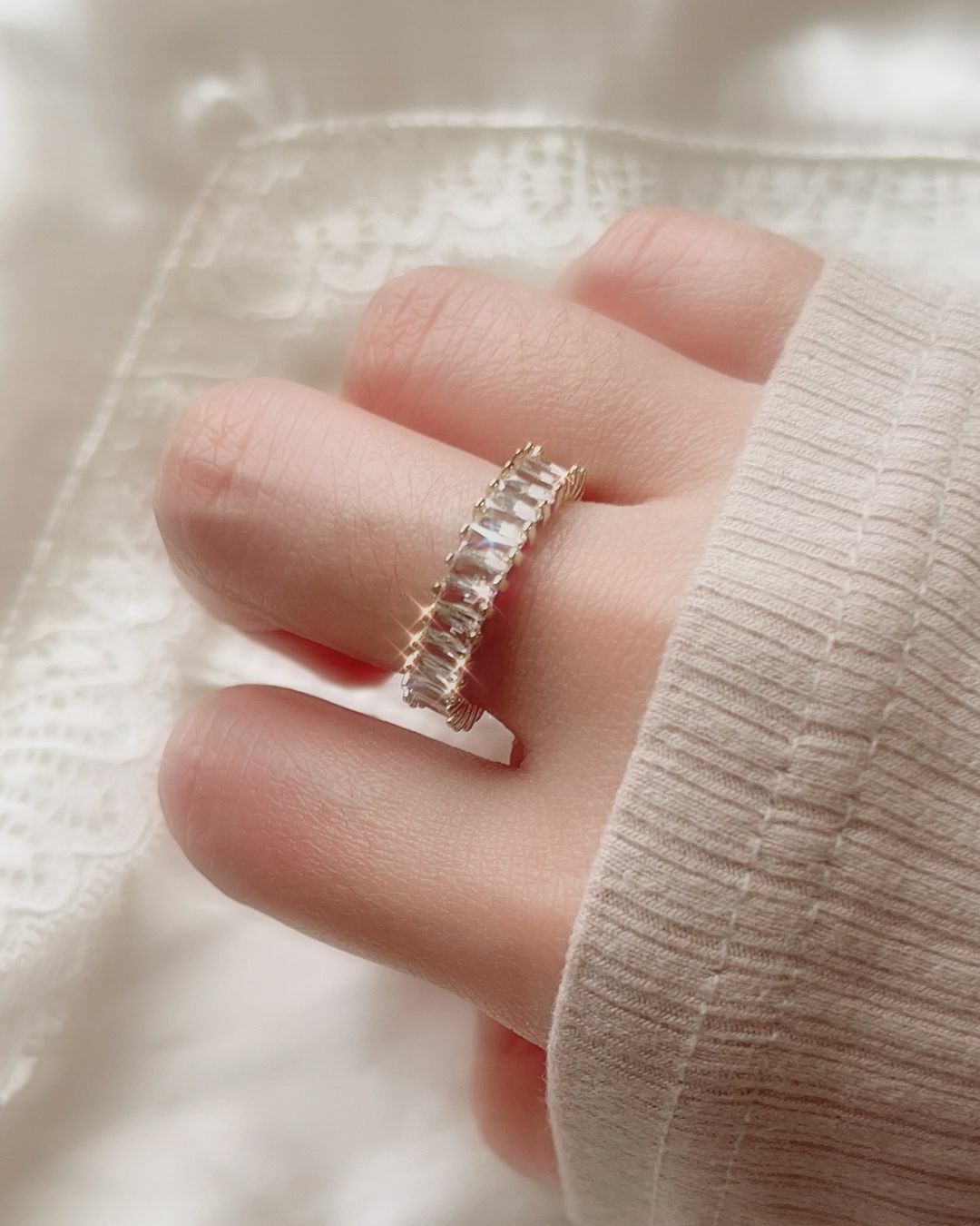 整圈的鑲鑽像是碎玻璃 光線的折射 在每個角度看都閃閃發光✨ 本身的設計很華麗又很耐看  最後放了兩張遠看的實戴照 戴上手指真的超級閃亮 漂亮到不行💖