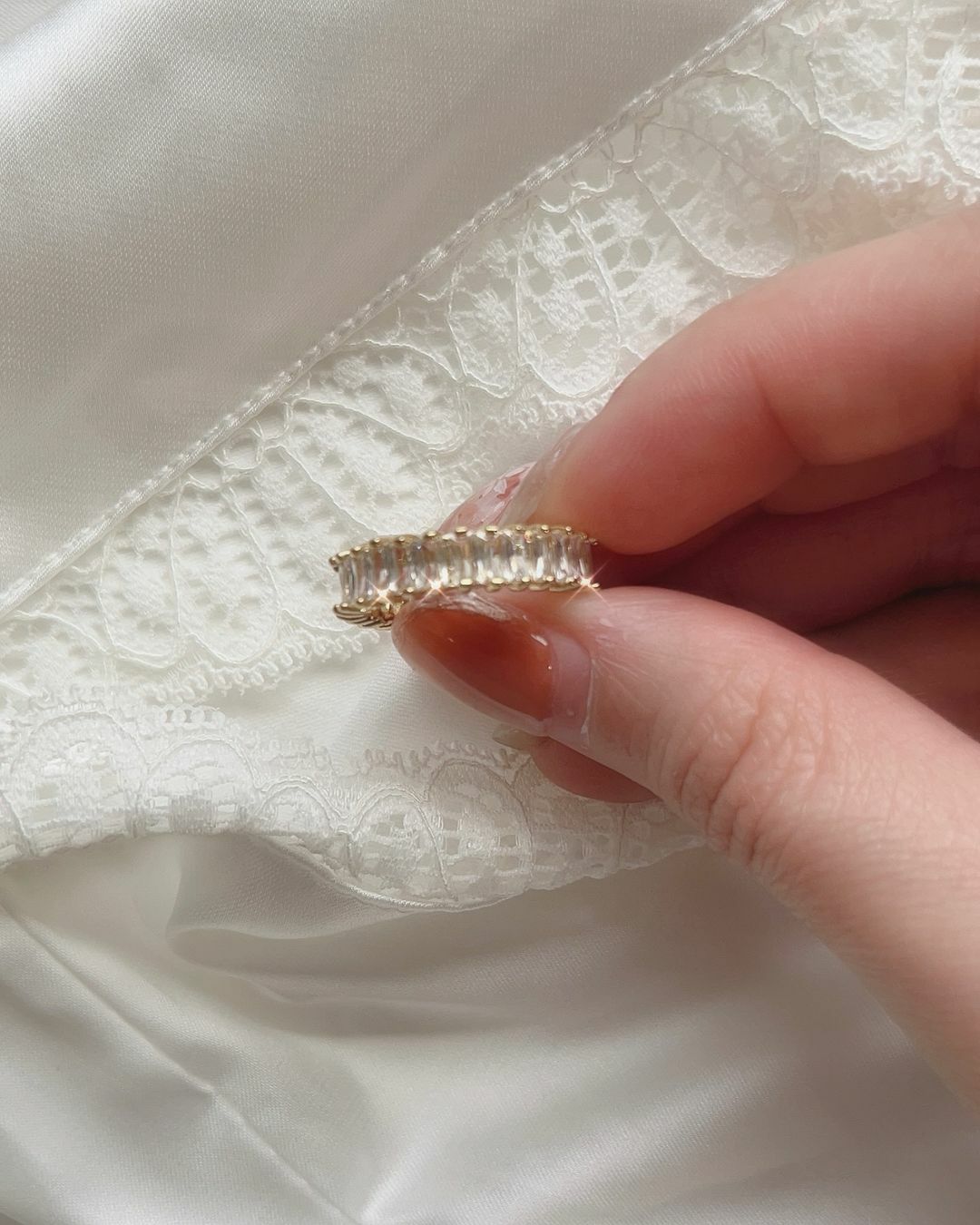 整圈的鑲鑽像是碎玻璃 光線的折射 在每個角度看都閃閃發光✨ 本身的設計很華麗又很耐看  最後放了兩張遠看的實戴照 戴上手指真的超級閃亮 漂亮到不行💖