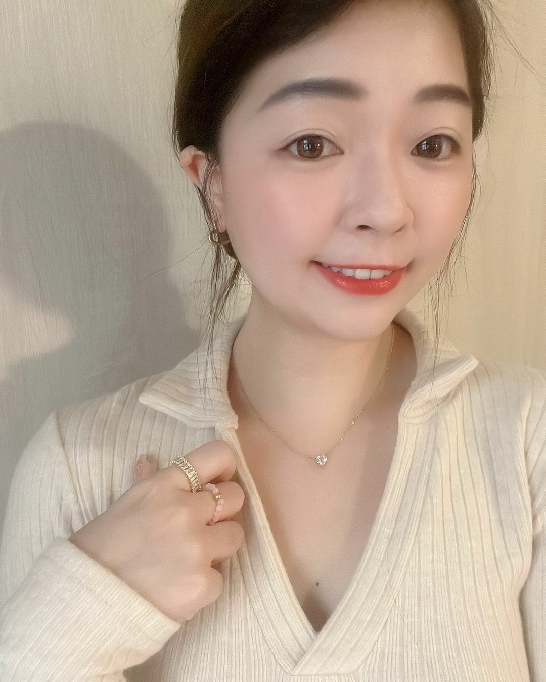 整圈的鑲鑽像是碎玻璃 光線的折射 在每個角度看都閃閃發光✨ 本身的設計很華麗又很耐看  最後放了兩張遠看的實戴照 戴上手指真的超級閃亮 漂亮到不行💖