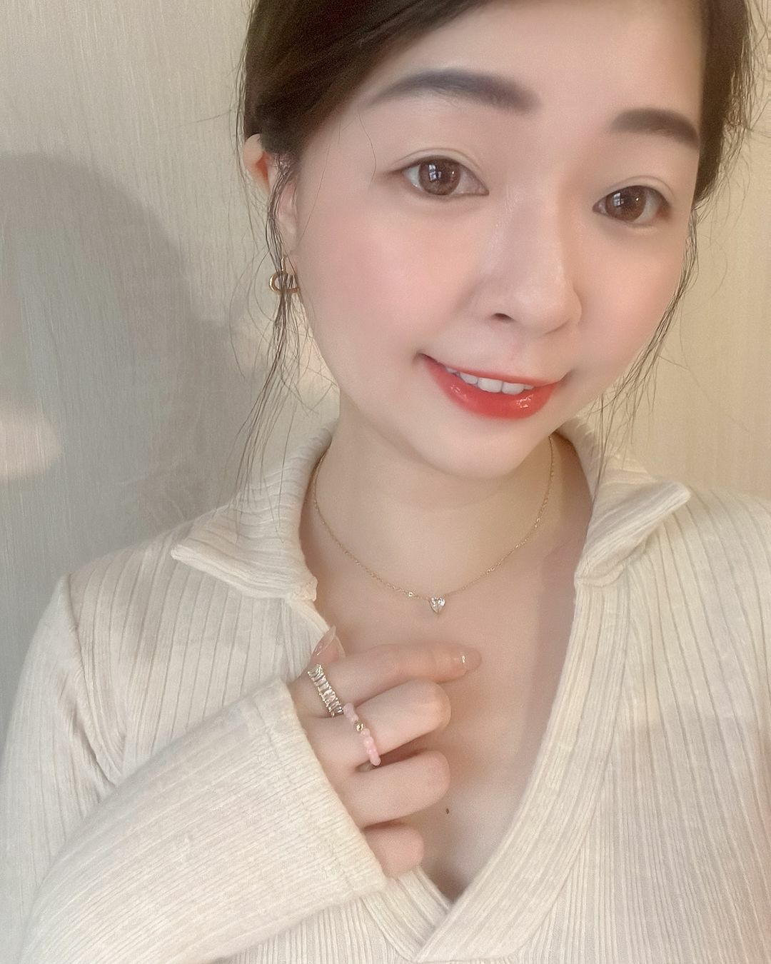 整圈的鑲鑽像是碎玻璃 光線的折射 在每個角度看都閃閃發光✨ 本身的設計很華麗又很耐看  最後放了兩張遠看的實戴照 戴上手指真的超級閃亮 漂亮到不行💖