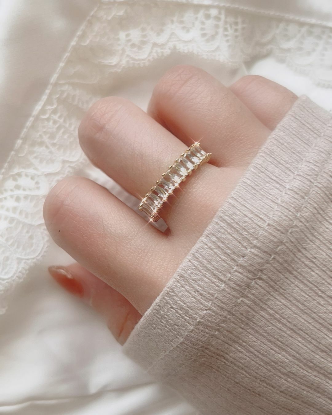 整圈的鑲鑽像是碎玻璃 光線的折射 在每個角度看都閃閃發光✨ 本身的設計很華麗又很耐看  最後放了兩張遠看的實戴照 戴上手指真的超級閃亮 漂亮到不行💖