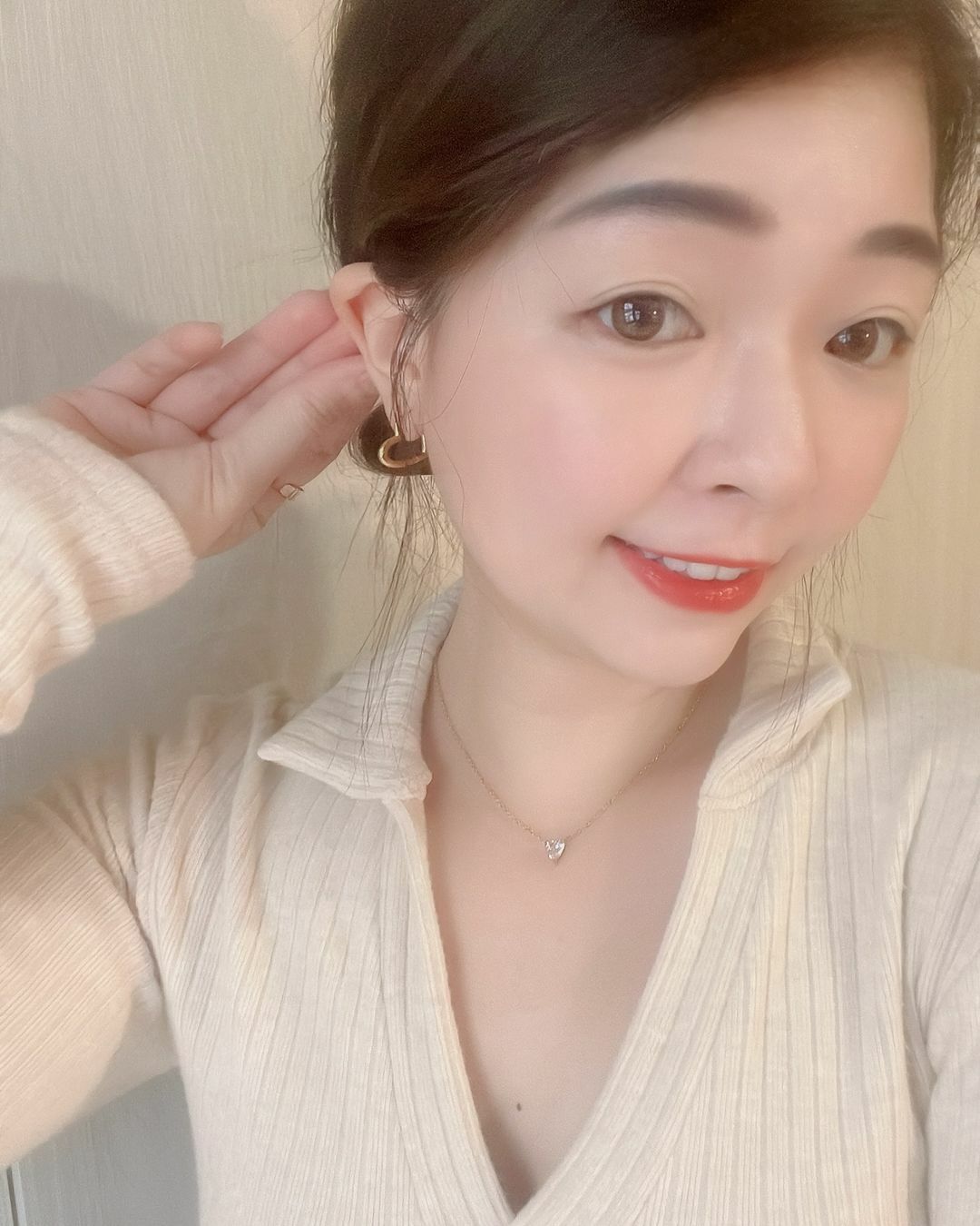 這款氣質小愛心鑽項鍊一看到就非常喜歡 經典漂亮 也永遠不怕退流行(⁎⁍̴̛ᴗ⁍̴̛⁎)🌟 最喜歡氣質跟可愛兼具的飾品了🐰  醫療鋼材質 不褪色也不怕水 象徵對你的愛真誠且不會變💗  女孩買給自己 感謝每一天就算遇到奇奇怪怪的事情 依然可可愛愛的自己👼🏻🫧  男生也可以送給心愛的女孩 不管對方是女孩、老婆還是媽媽 依然是你心中的女孩🫶🏻 不管看過對方多少缺點 吵過幾次架 依然一天比一天更愛你 Love you more than yesterday 🧸❣️