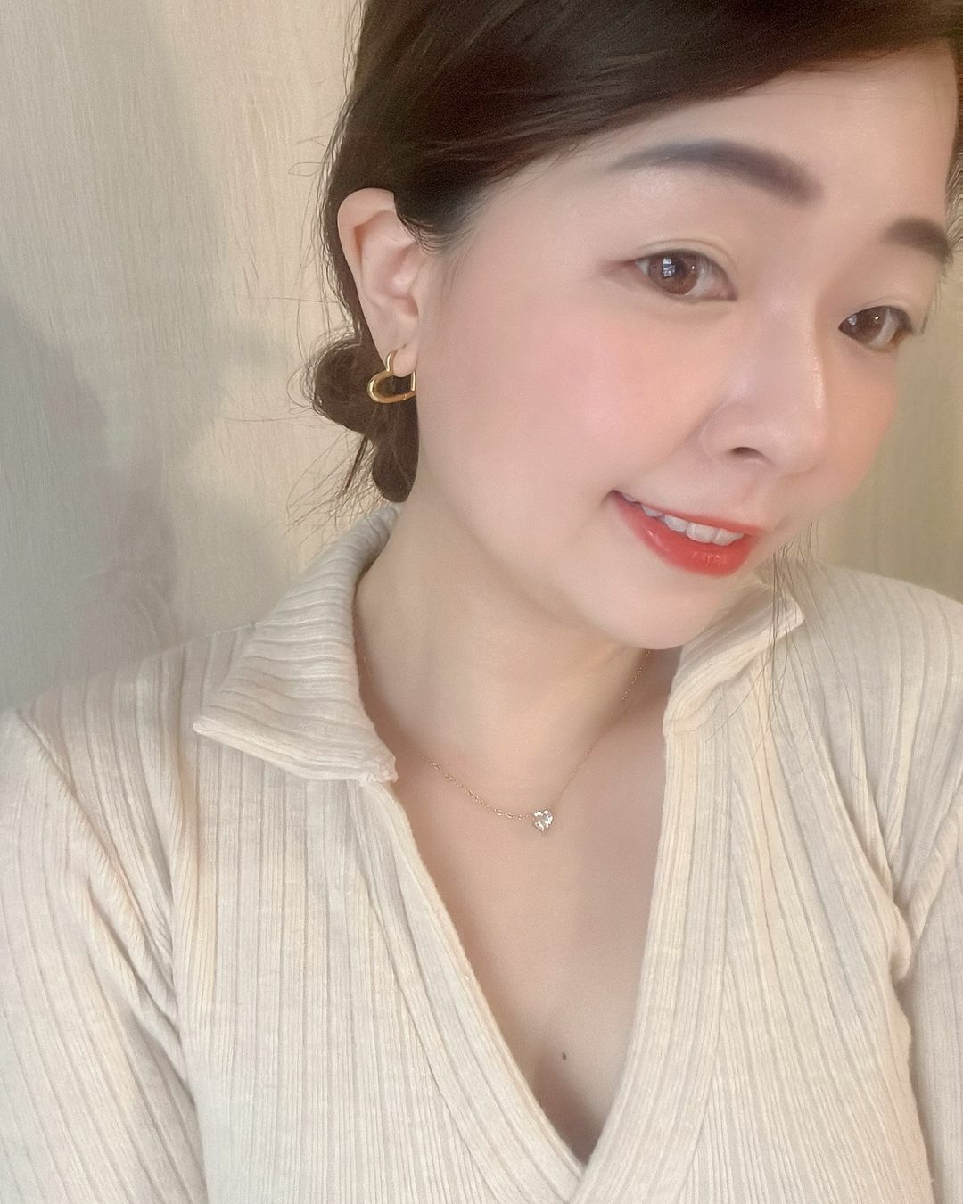 這款氣質小愛心鑽項鍊一看到就非常喜歡 經典漂亮 也永遠不怕退流行(⁎⁍̴̛ᴗ⁍̴̛⁎)🌟 最喜歡氣質跟可愛兼具的飾品了🐰  醫療鋼材質 不褪色也不怕水 象徵對你的愛真誠且不會變💗  女孩買給自己 感謝每一天就算遇到奇奇怪怪的事情 依然可可愛愛的自己👼🏻🫧  男生也可以送給心愛的女孩 不管對方是女孩、老婆還是媽媽 依然是你心中的女孩🫶🏻 不管看過對方多少缺點 吵過幾次架 依然一天比一天更愛你 Love you more than yesterday 🧸❣️