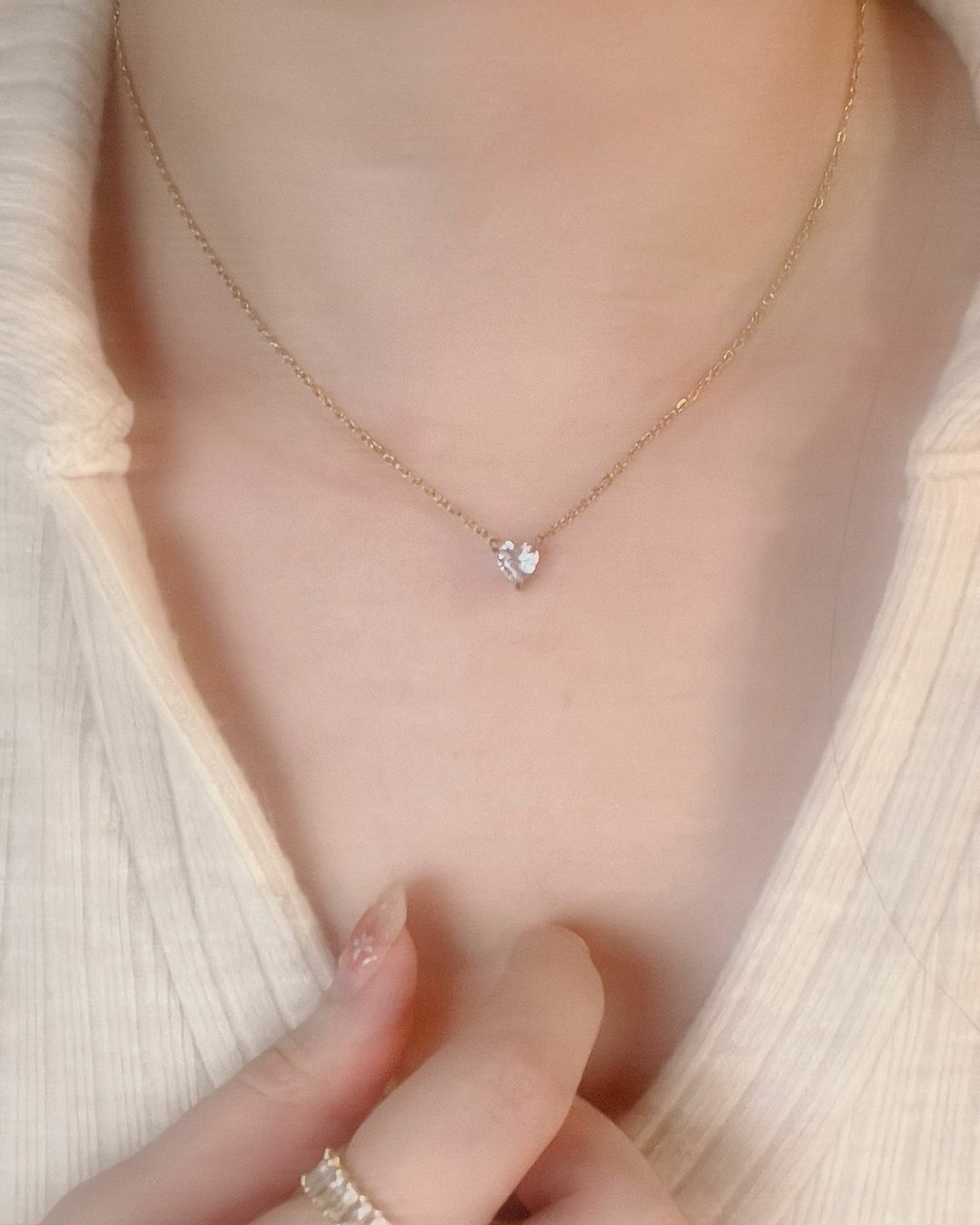 這款氣質小愛心鑽項鍊一看到就非常喜歡 經典漂亮 也永遠不怕退流行(⁎⁍̴̛ᴗ⁍̴̛⁎)🌟 最喜歡氣質跟可愛兼具的飾品了🐰  醫療鋼材質 不褪色也不怕水 象徵對你的愛真誠且不會變💗  女孩買給自己 感謝每一天就算遇到奇奇怪怪的事情 依然可可愛愛的自己👼🏻🫧  男生也可以送給心愛的女孩 不管對方是女孩、老婆還是媽媽 依然是你心中的女孩🫶🏻 不管看過對方多少缺點 吵過幾次架 依然一天比一天更愛你 Love you more than yesterday 🧸❣️