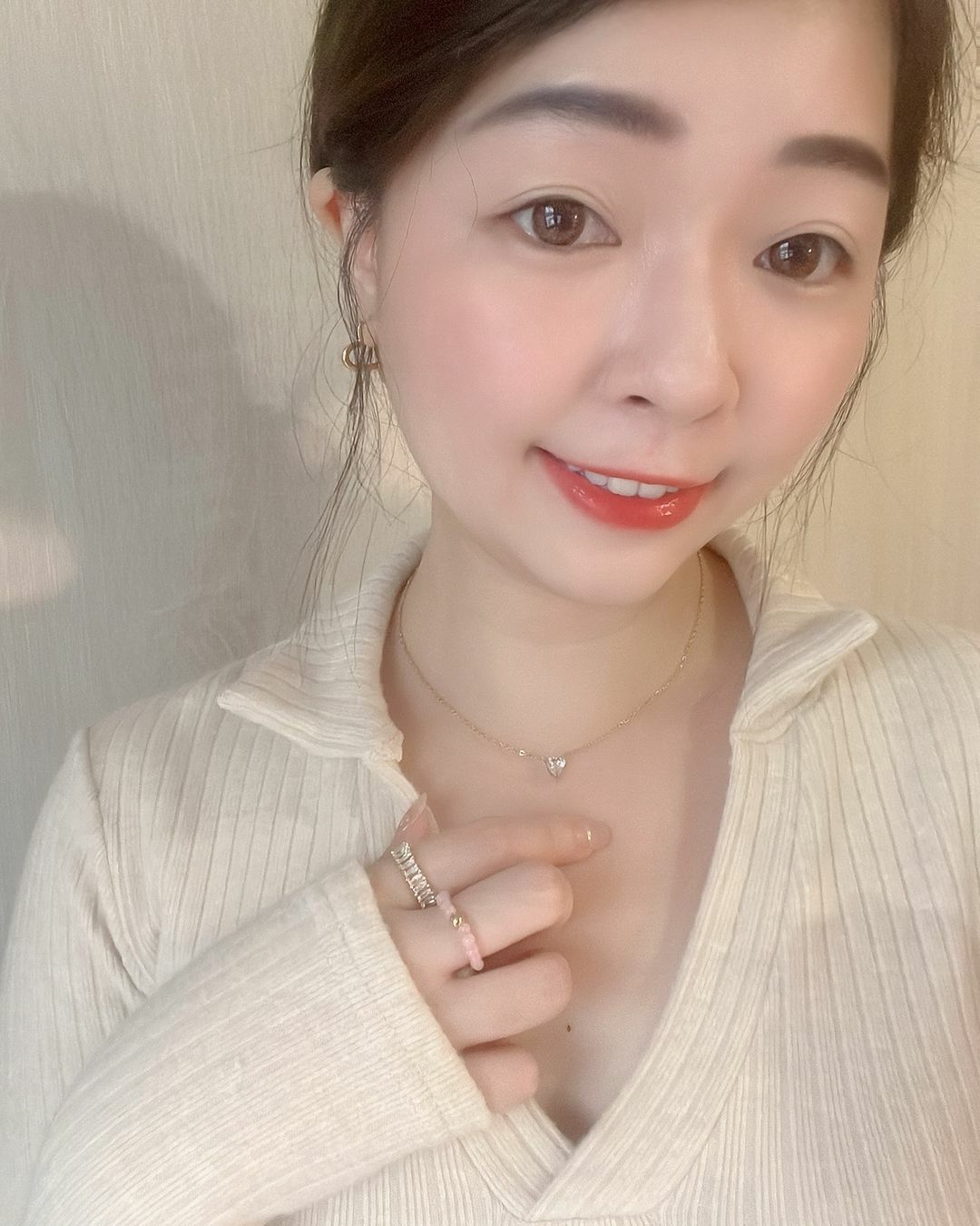 這款氣質小愛心鑽項鍊一看到就非常喜歡 經典漂亮 也永遠不怕退流行(⁎⁍̴̛ᴗ⁍̴̛⁎)🌟 最喜歡氣質跟可愛兼具的飾品了🐰  醫療鋼材質 不褪色也不怕水 象徵對你的愛真誠且不會變💗  女孩買給自己 感謝每一天就算遇到奇奇怪怪的事情 依然可可愛愛的自己👼🏻🫧  男生也可以送給心愛的女孩 不管對方是女孩、老婆還是媽媽 依然是你心中的女孩🫶🏻 不管看過對方多少缺點 吵過幾次架 依然一天比一天更愛你 Love you more than yesterday 🧸❣️