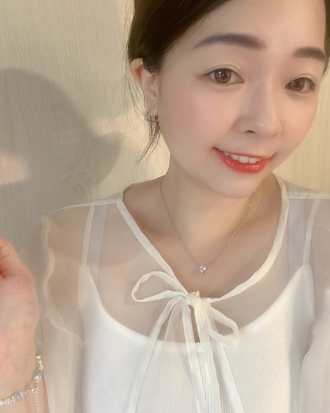 這款氣質小愛心鑽項鍊一看到就非常喜歡 經典漂亮 也永遠不怕退流行(⁎⁍̴̛ᴗ⁍̴̛⁎)🌟 最喜歡氣質跟可愛兼具的飾品了🐰  醫療鋼材質 不褪色也不怕水 象徵對你的愛真誠且不會變💗  女孩買給自己 感謝每一天就算遇到奇奇怪怪的事情 依然可可愛愛的自己👼🏻🫧  男生也可以送給心愛的女孩 不管對方是女孩、老婆還是媽媽 依然是你心中的女孩🫶🏻 不管看過對方多少缺點 吵過幾次架 依然一天比一天更愛你 Love you more than yesterday 🧸❣️