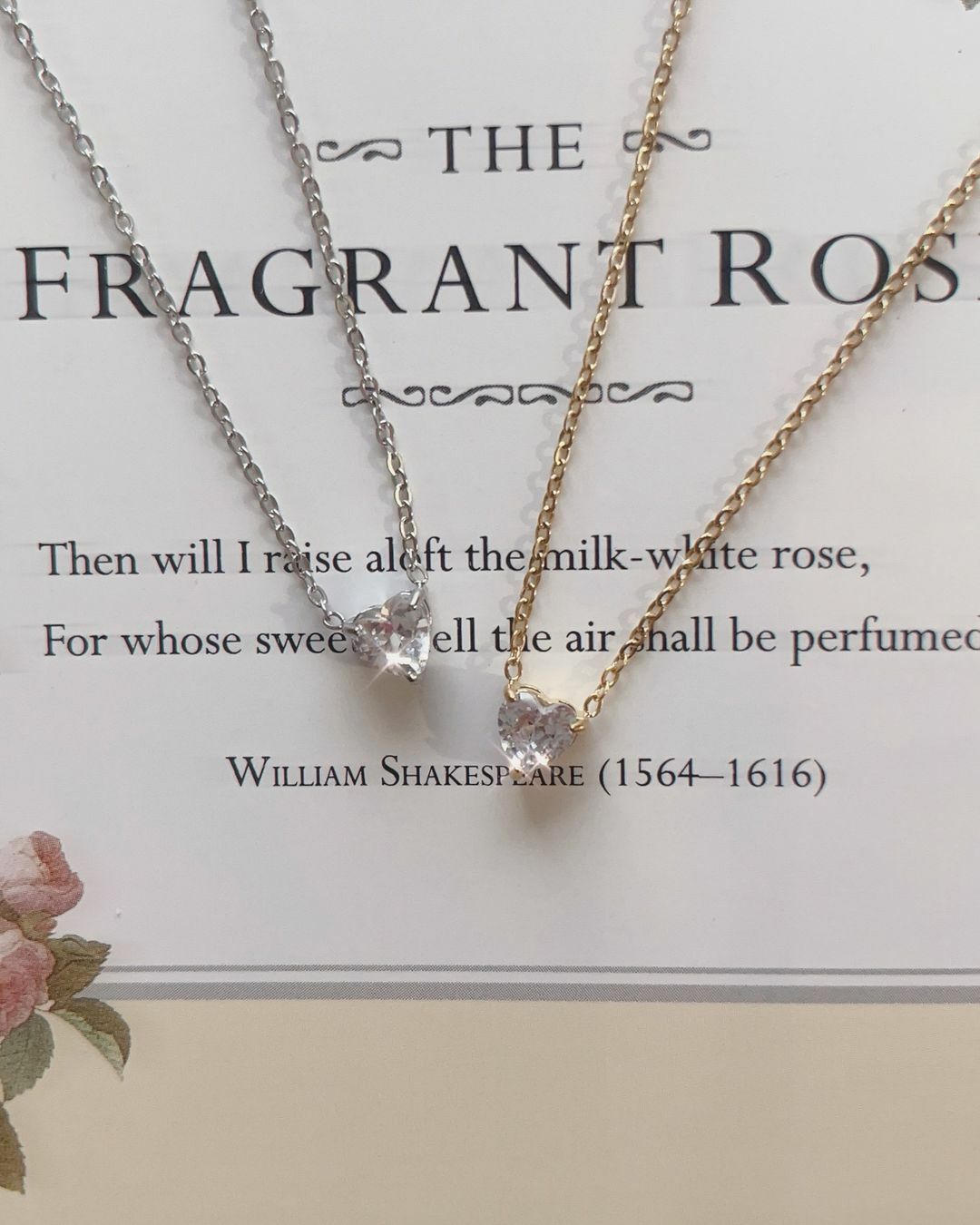 這款氣質小愛心鑽項鍊一看到就非常喜歡 經典漂亮 也永遠不怕退流行(⁎⁍̴̛ᴗ⁍̴̛⁎)🌟 最喜歡氣質跟可愛兼具的飾品了🐰  醫療鋼材質 不褪色也不怕水 象徵對你的愛真誠且不會變💗  女孩買給自己 感謝每一天就算遇到奇奇怪怪的事情 依然可可愛愛的自己👼🏻🫧  男生也可以送給心愛的女孩 不管對方是女孩、老婆還是媽媽 依然是你心中的女孩🫶🏻 不管看過對方多少缺點 吵過幾次架 依然一天比一天更愛你 Love you more than yesterday 🧸❣️