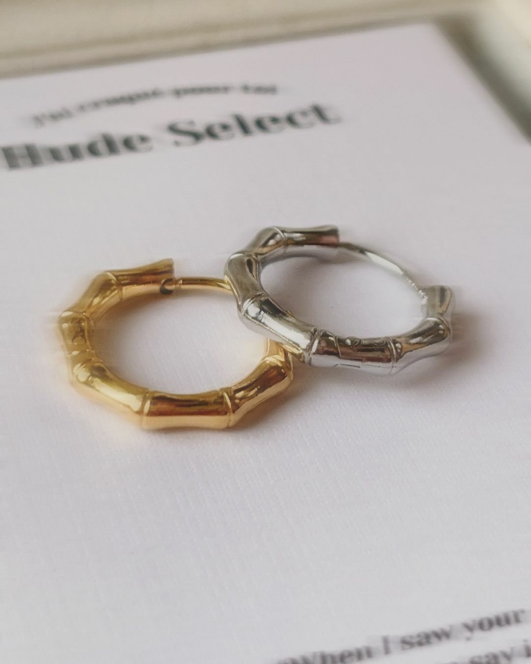 又酷又漂亮的個性女孩快來！ 這款竹節多邊形的耳圈 小眾復古又有點個性 好好看✨  溫柔浪漫的耳扣很多了偶爾也想要辣酷一下 當一個百變女孩 特別有魅力🦋  醫療鋼的耳扣特別推薦 不容易凹彎跑位 也特別好扣 怕過敏的親辜請收下🤲🏻💕