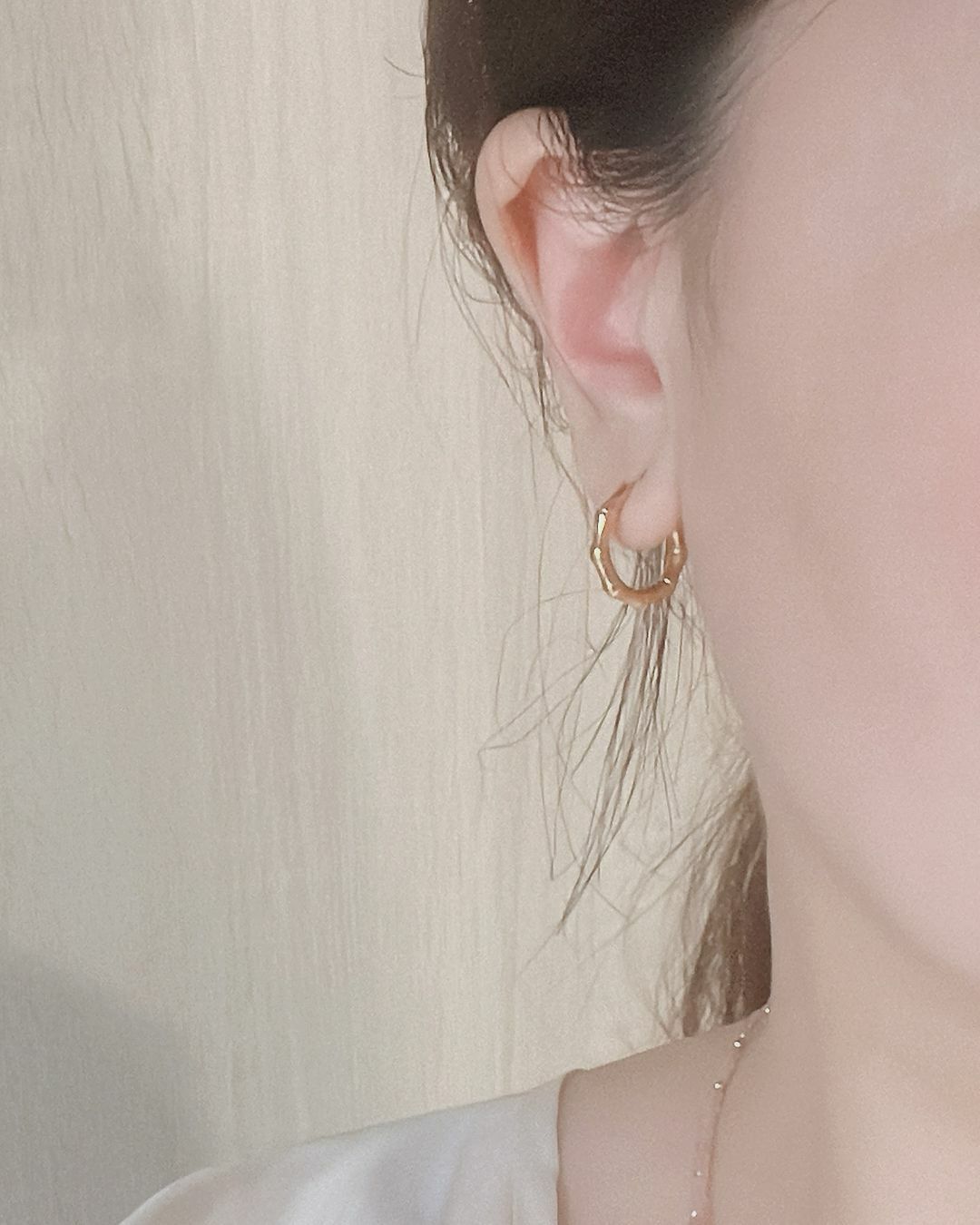 又酷又漂亮的個性女孩快來！ 這款竹節多邊形的耳圈 小眾復古又有點個性 好好看✨  溫柔浪漫的耳扣很多了偶爾也想要辣酷一下 當一個百變女孩 特別有魅力🦋  醫療鋼的耳扣特別推薦 不容易凹彎跑位 也特別好扣 怕過敏的親辜請收下🤲🏻💕