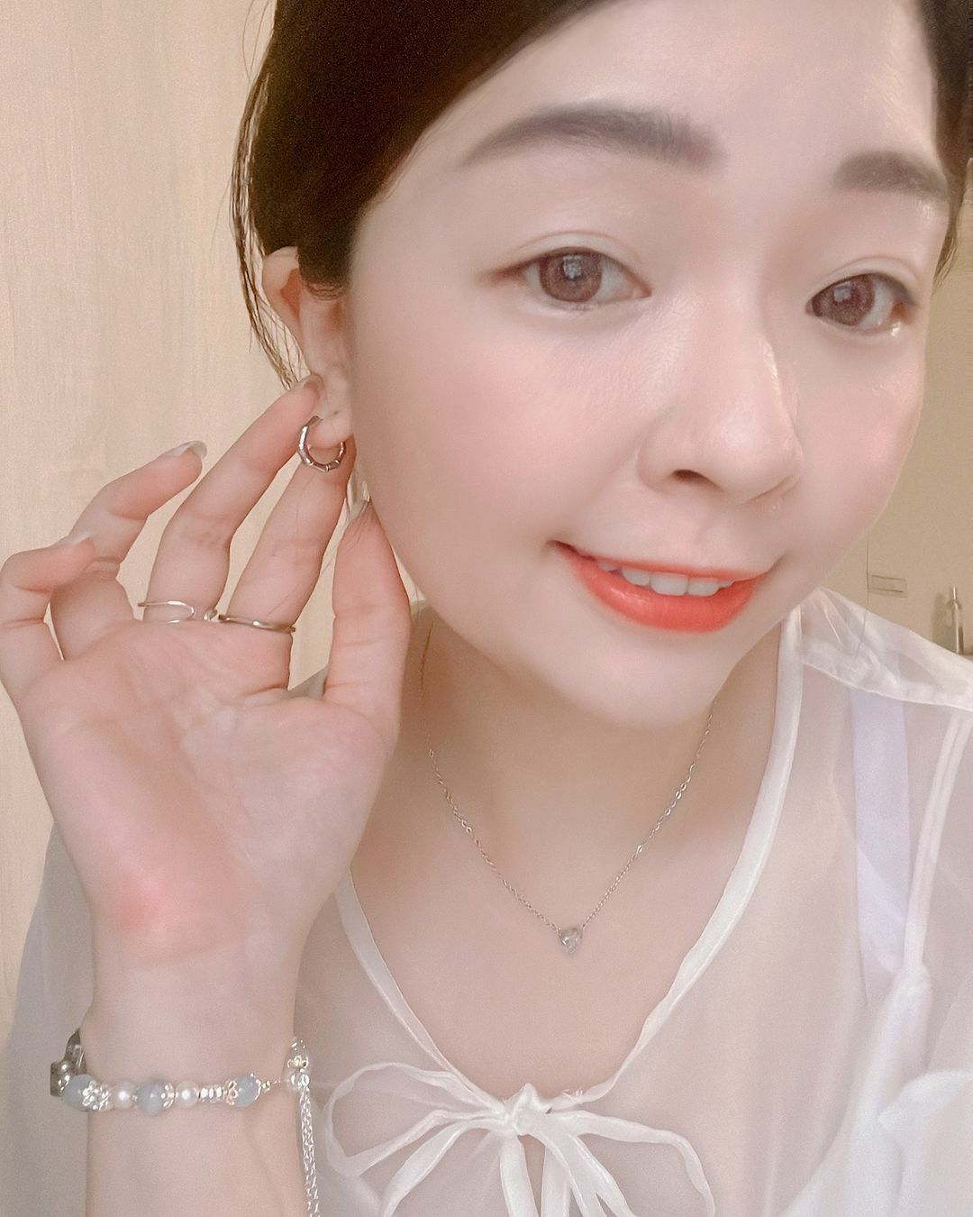 又酷又漂亮的個性女孩快來！ 這款竹節多邊形的耳圈 小眾復古又有點個性 好好看✨  溫柔浪漫的耳扣很多了偶爾也想要辣酷一下 當一個百變女孩 特別有魅力🦋  醫療鋼的耳扣特別推薦 不容易凹彎跑位 也特別好扣 怕過敏的親辜請收下🤲🏻💕