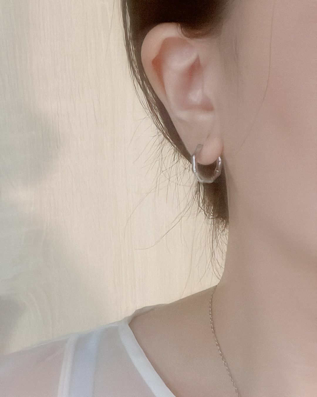 又酷又漂亮的個性女孩快來！ 這款竹節多邊形的耳圈 小眾復古又有點個性 好好看✨  溫柔浪漫的耳扣很多了偶爾也想要辣酷一下 當一個百變女孩 特別有魅力🦋  醫療鋼的耳扣特別推薦 不容易凹彎跑位 也特別好扣 怕過敏的親辜請收下🤲🏻💕