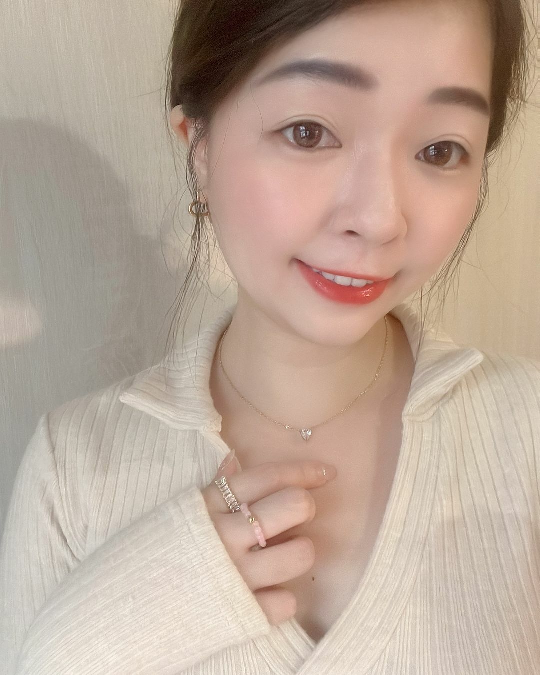 天然石戒指也可以很生活化🧸 這款粉晶彈力戒天天戴方便又可愛！  一顆顆粉晶串在一起像草莓甜甜圈🍓 如同粉晶被認為是讓人有好心情、討人喜歡、招好人緣的感覺💗 中間加了一顆金球 讓整體更亮眼 金屬+天然石真的是特別漂亮的結合✨  喜歡天然石但是覺得戒台戒指太正式的 或是常常需要碰水、做苦力的 非常推薦選擇這款唷(⁎⁍̴̛ᴗ⁍̴̛⁎)♡