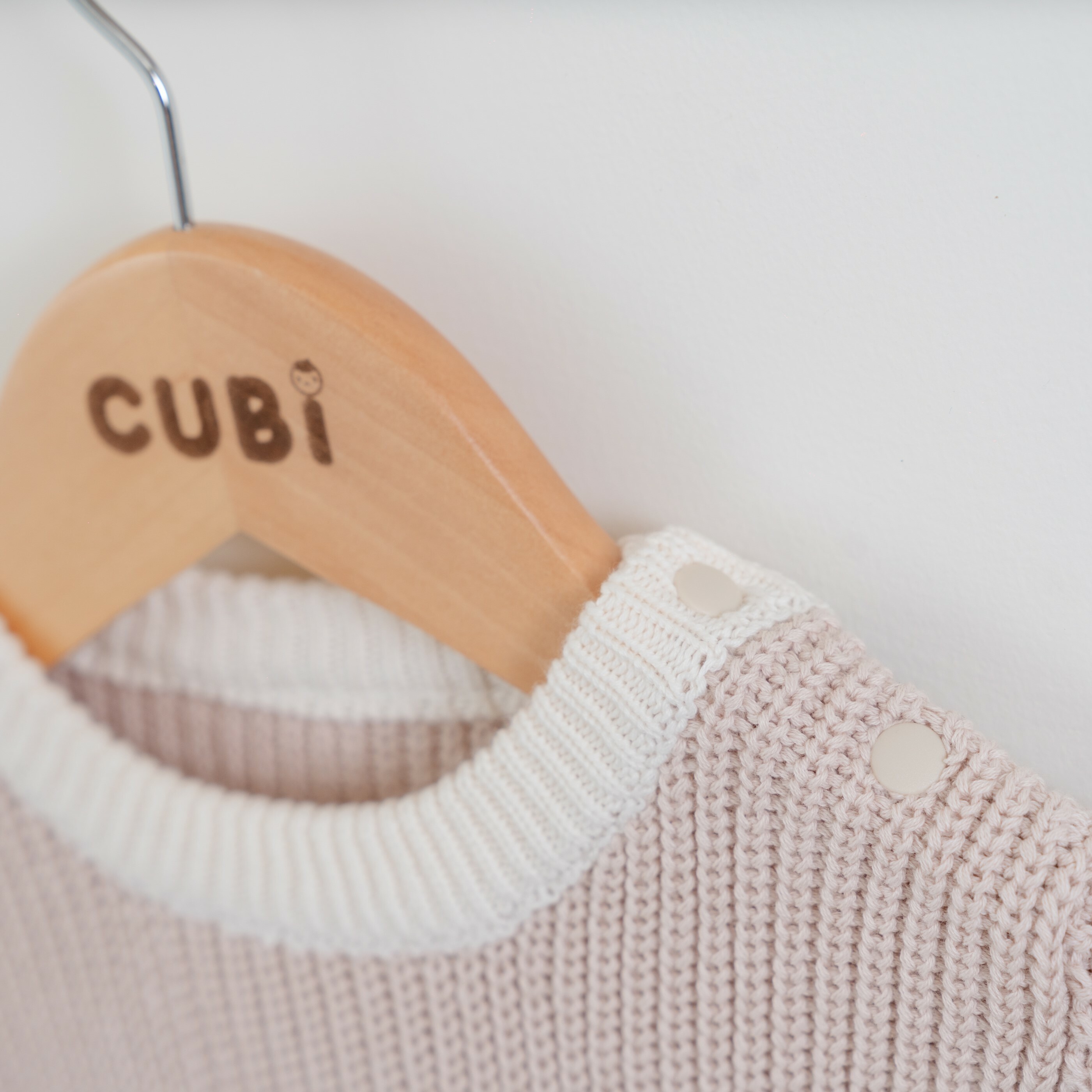 秋款針織包屁衣-奶茶色肩開扣細節