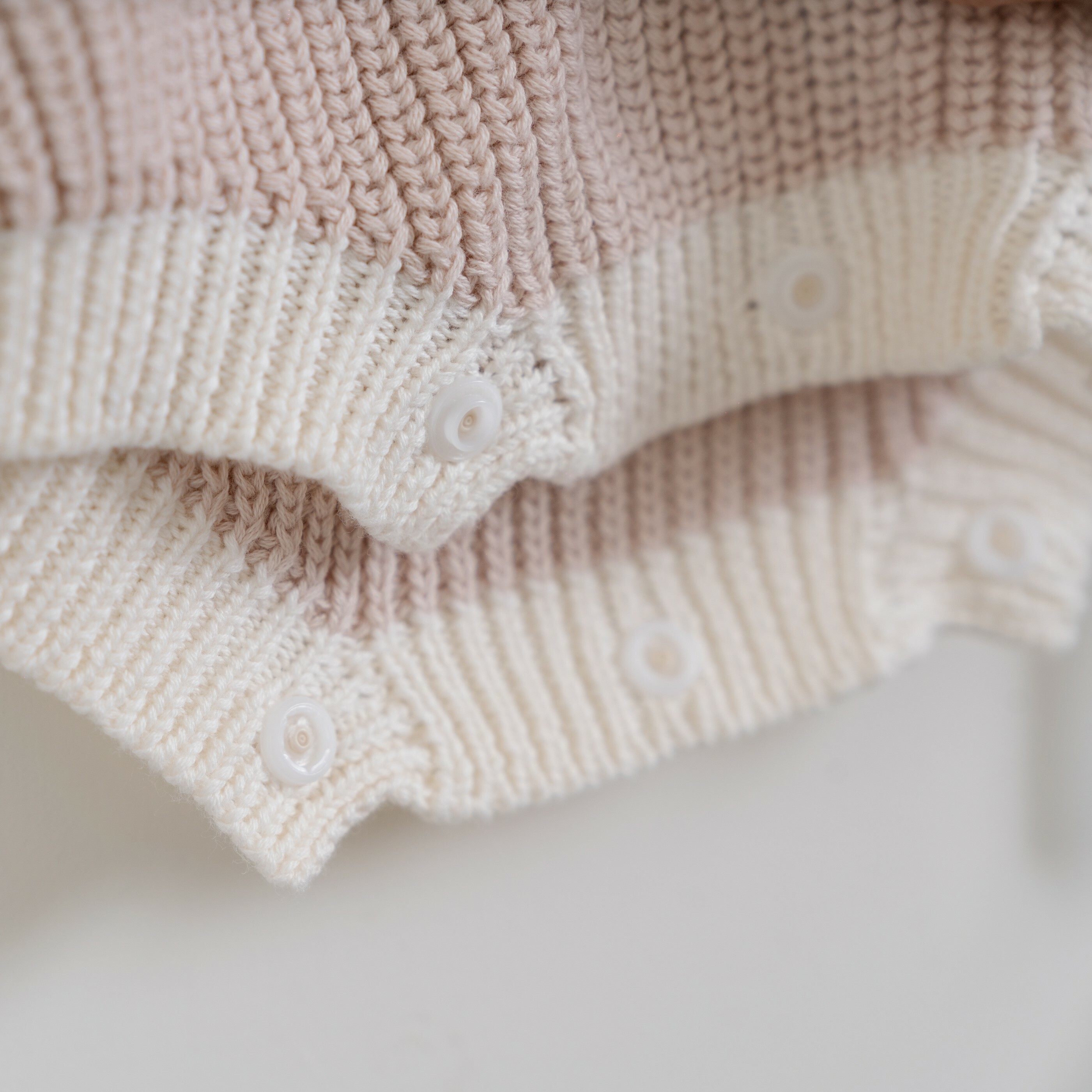 秋款針織包屁衣-奶茶色包屁衣開扣