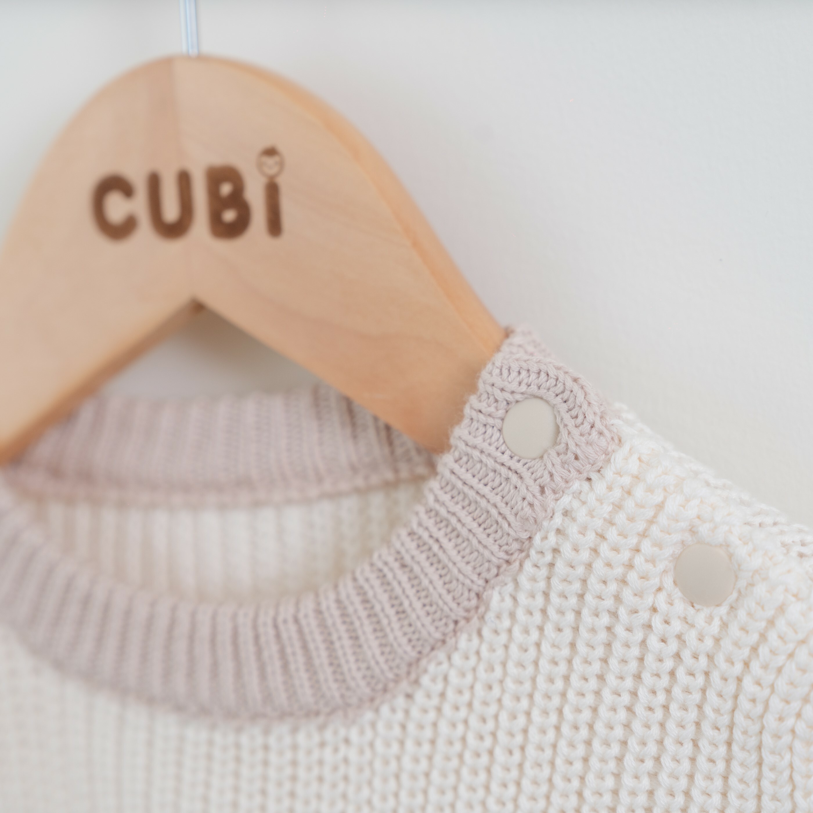 秋款針織包屁衣-米色肩開扣細節