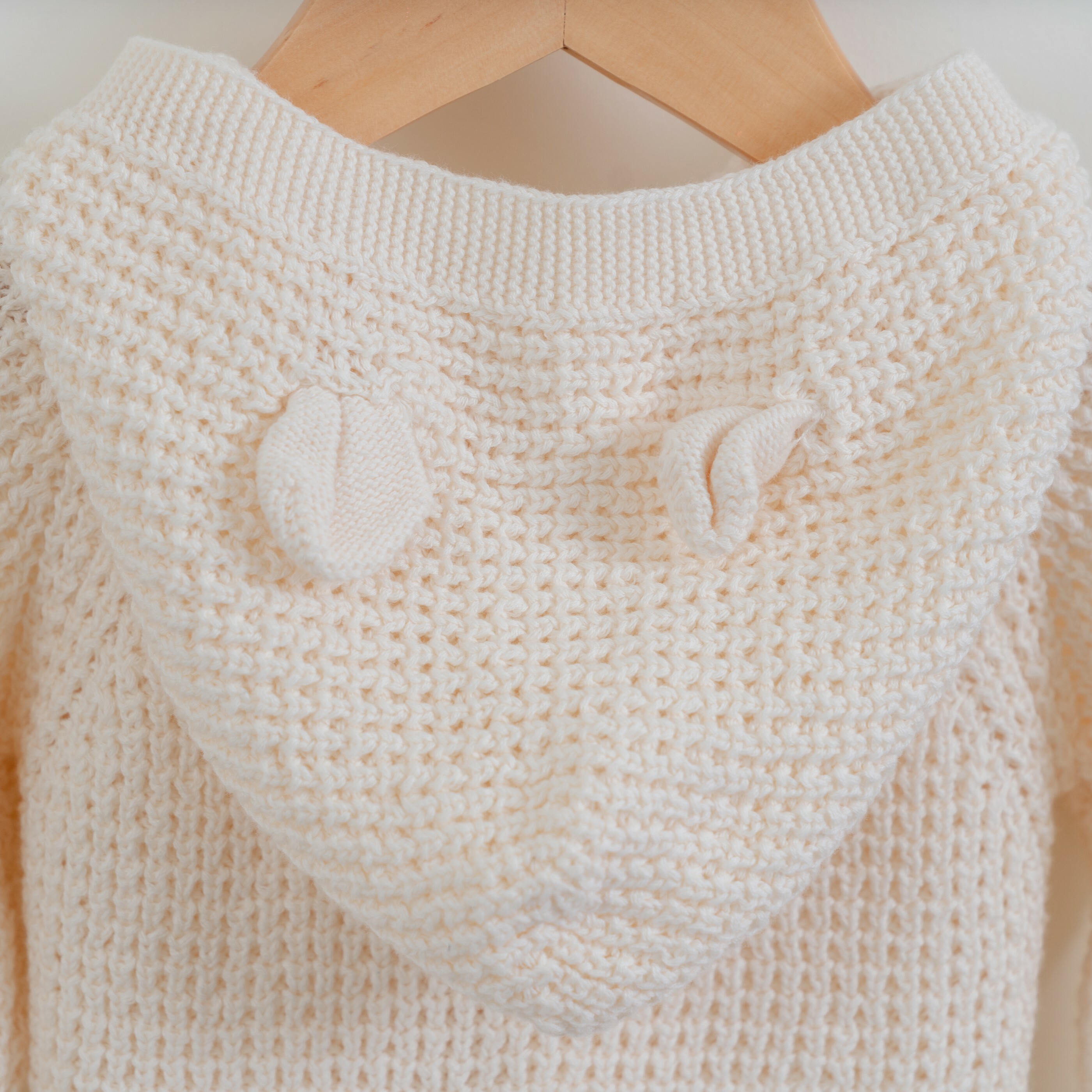 熊寶寶連帽針織毛衣外套-杏色熊寶寶針織細節