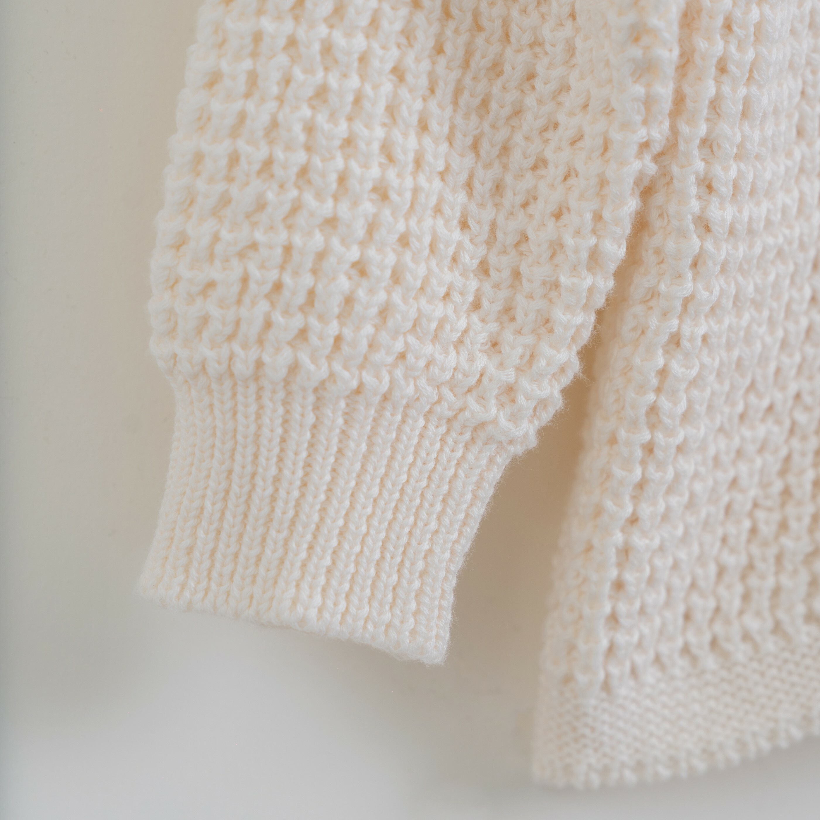 熊寶寶連帽針織毛衣外套-杏色袖子針織細節