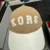 [S] MICHAEL KORS JT4002S77M EMBROIDERED LOGO LETTERING CAP,BEIGE, 196237924032 (SMK1049)