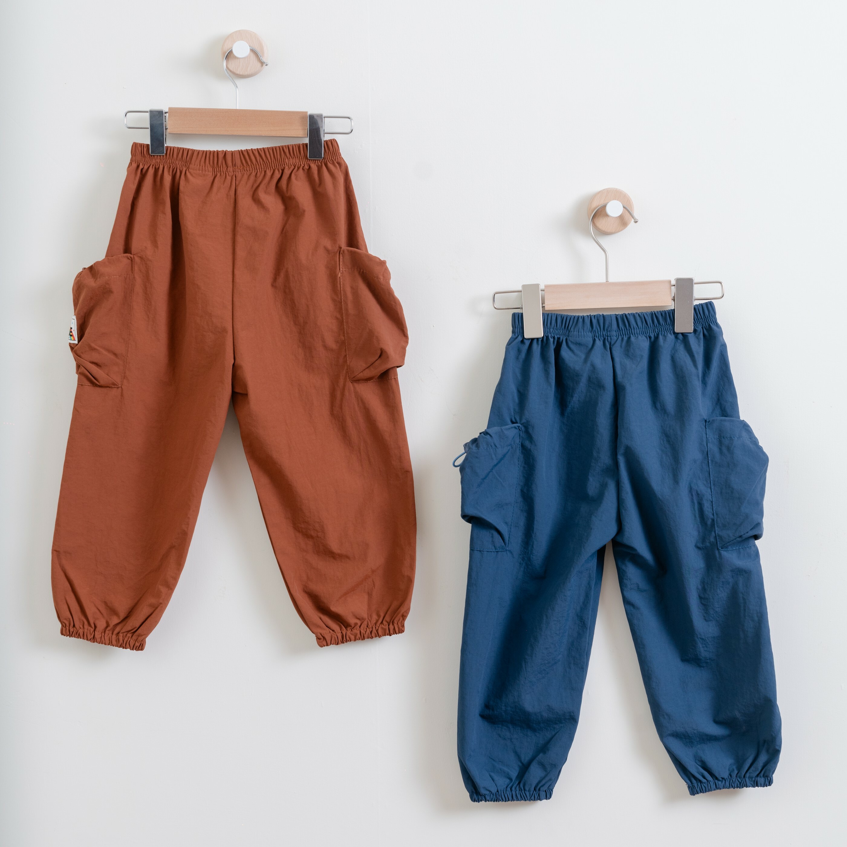 韓國 1st Blue-秋款撞色縮口工裝褲-兩色背面