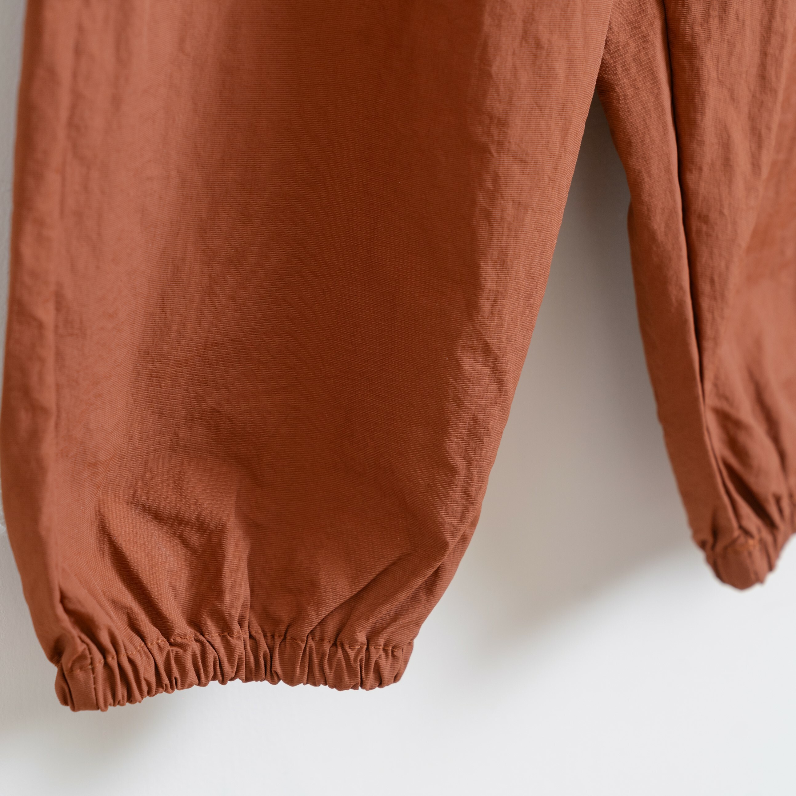 韓國 1st Blue-秋款撞色縮口工裝褲-棕色褲管縮口細節