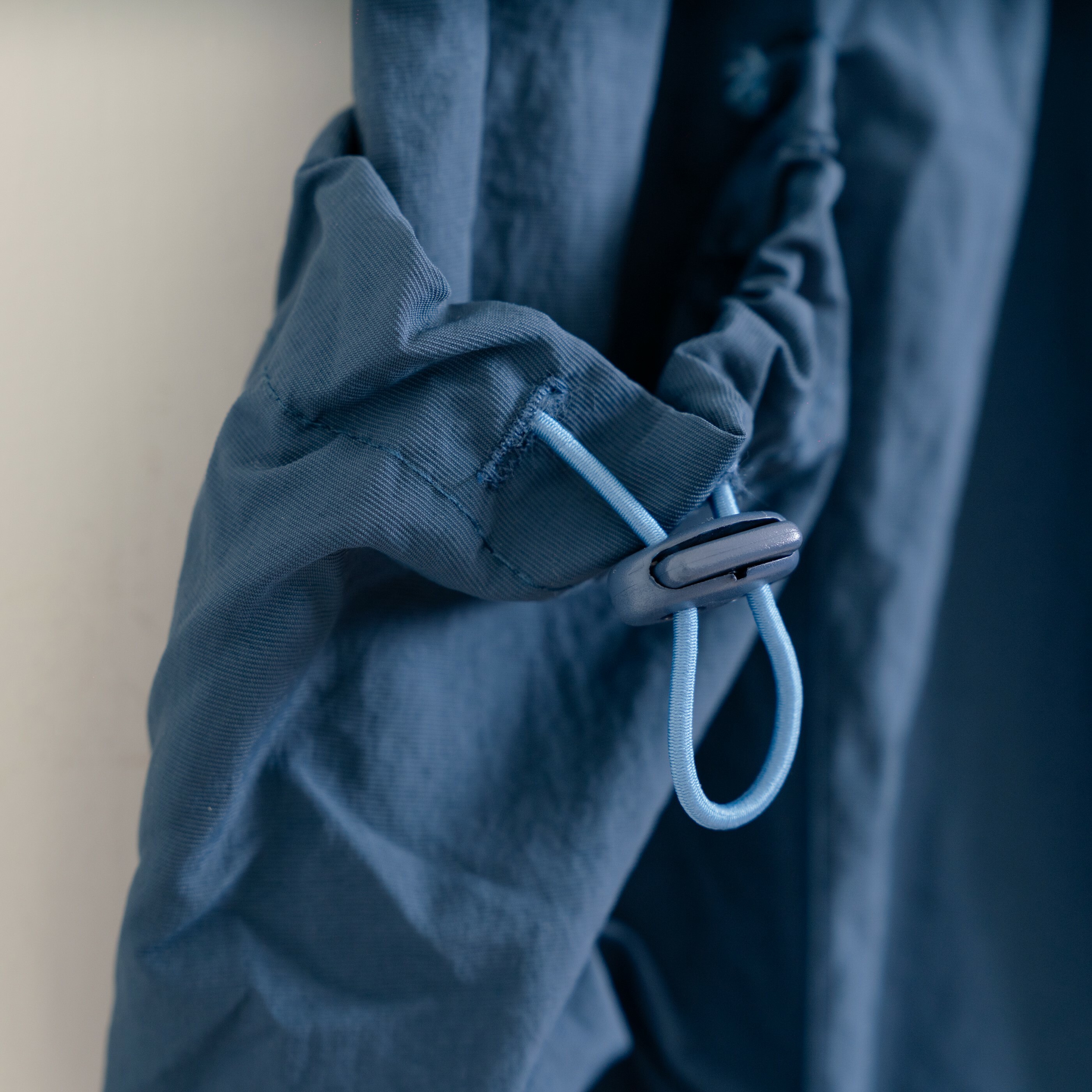 韓國 1st Blue-秋款撞色縮口工裝褲-藍色口袋抽繩細節