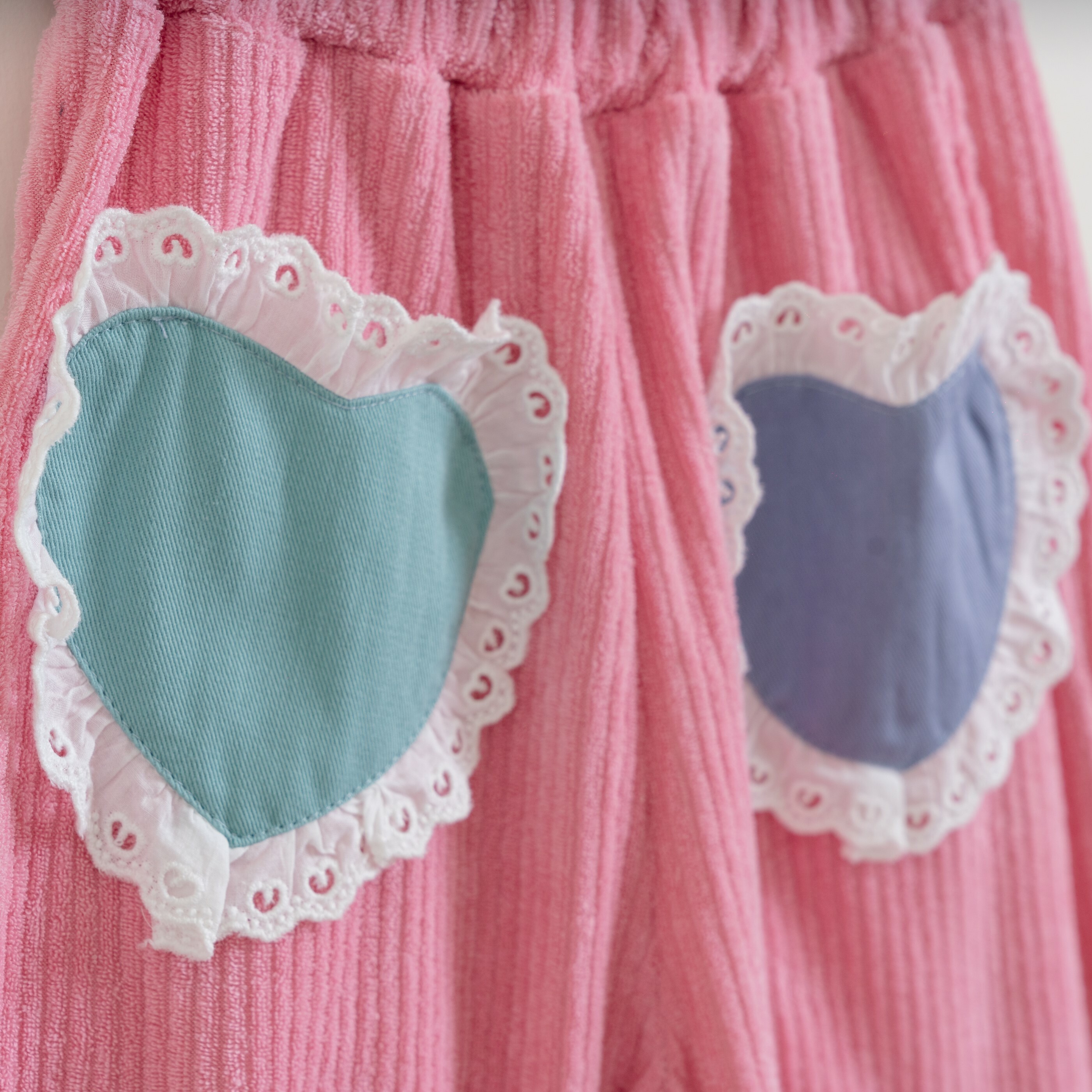 韓國 1st Blue-秋款蕾絲愛心粉色寬褲-實拍口袋蕾絲細節