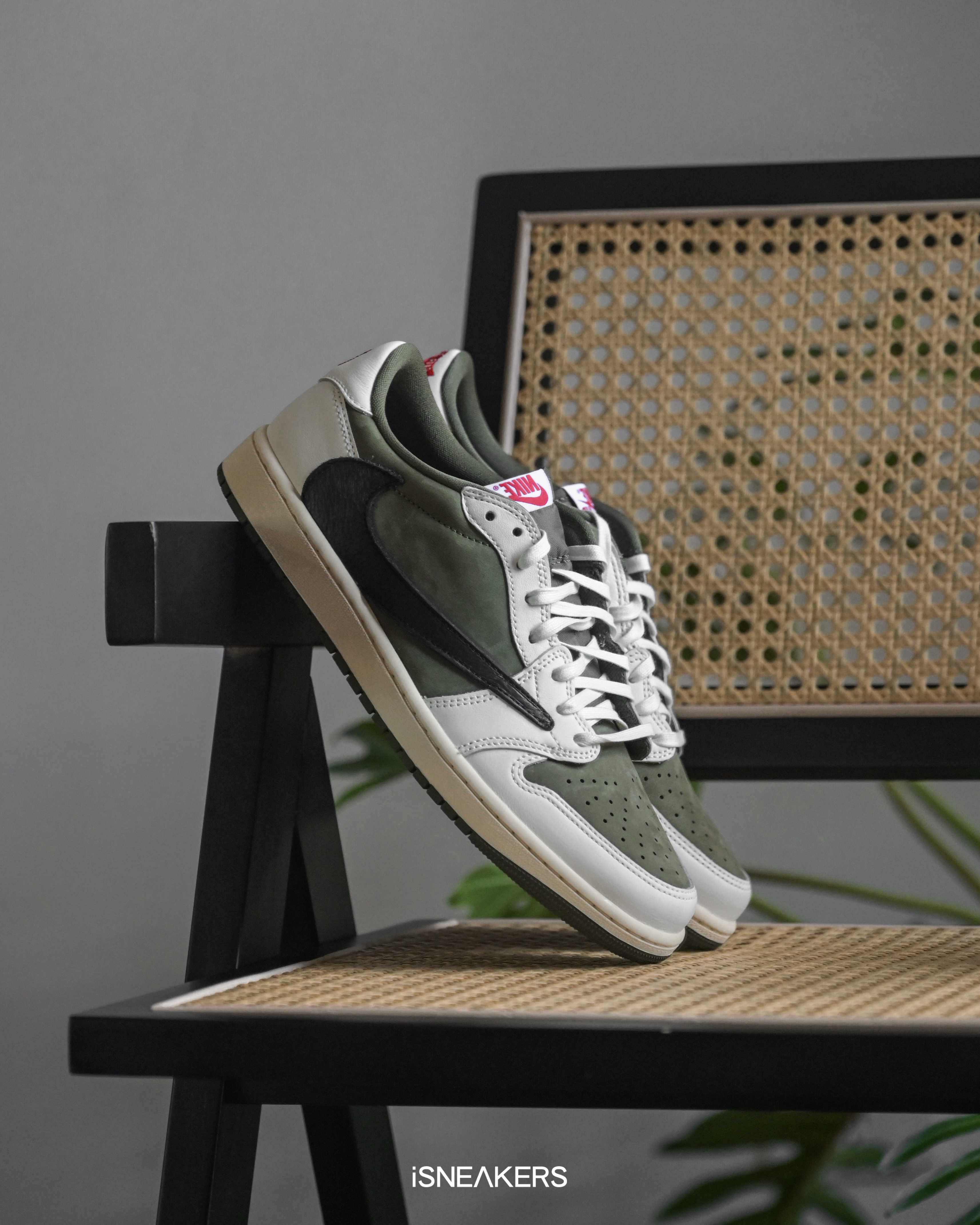 ISNEAKERS｜Travis Scott x Air Jordan 1 Low OG "Medium Olive" 橄欖綠 倒勾 DM7866-200
