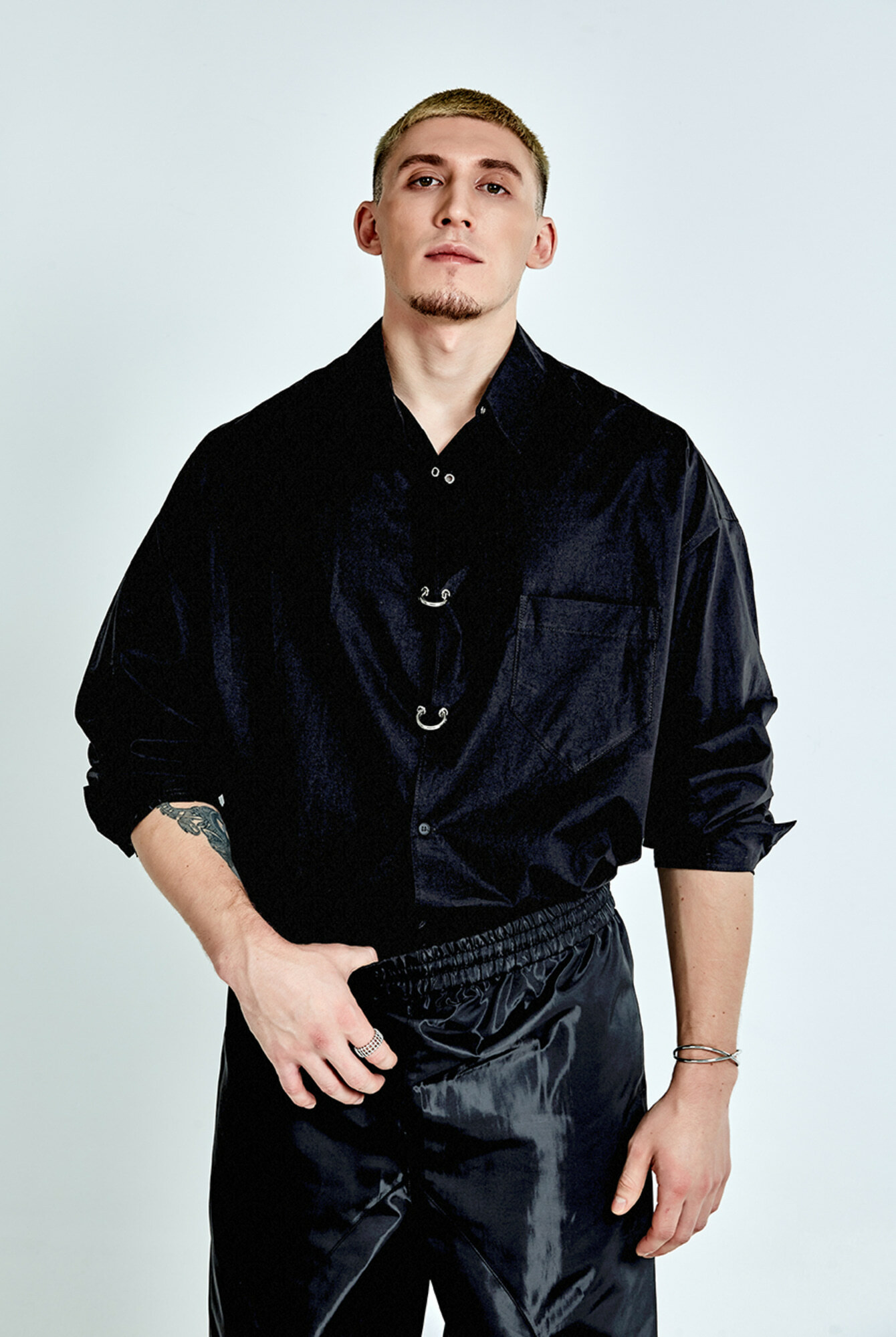 金屬環扣長袖襯衫－黑